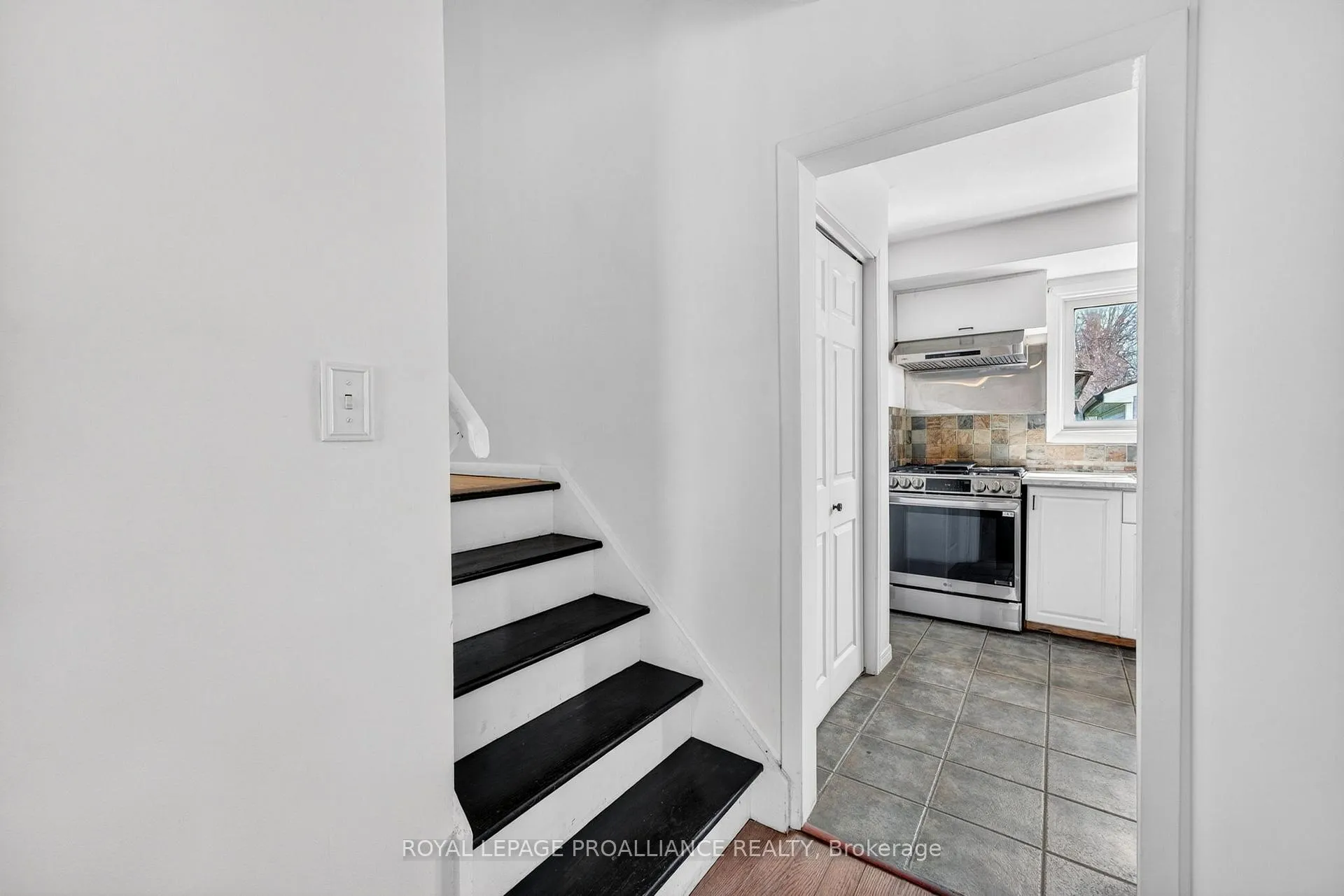 Photo 16 of 521 Sidney Street, Belleville, Belleville Ward — HOMEH