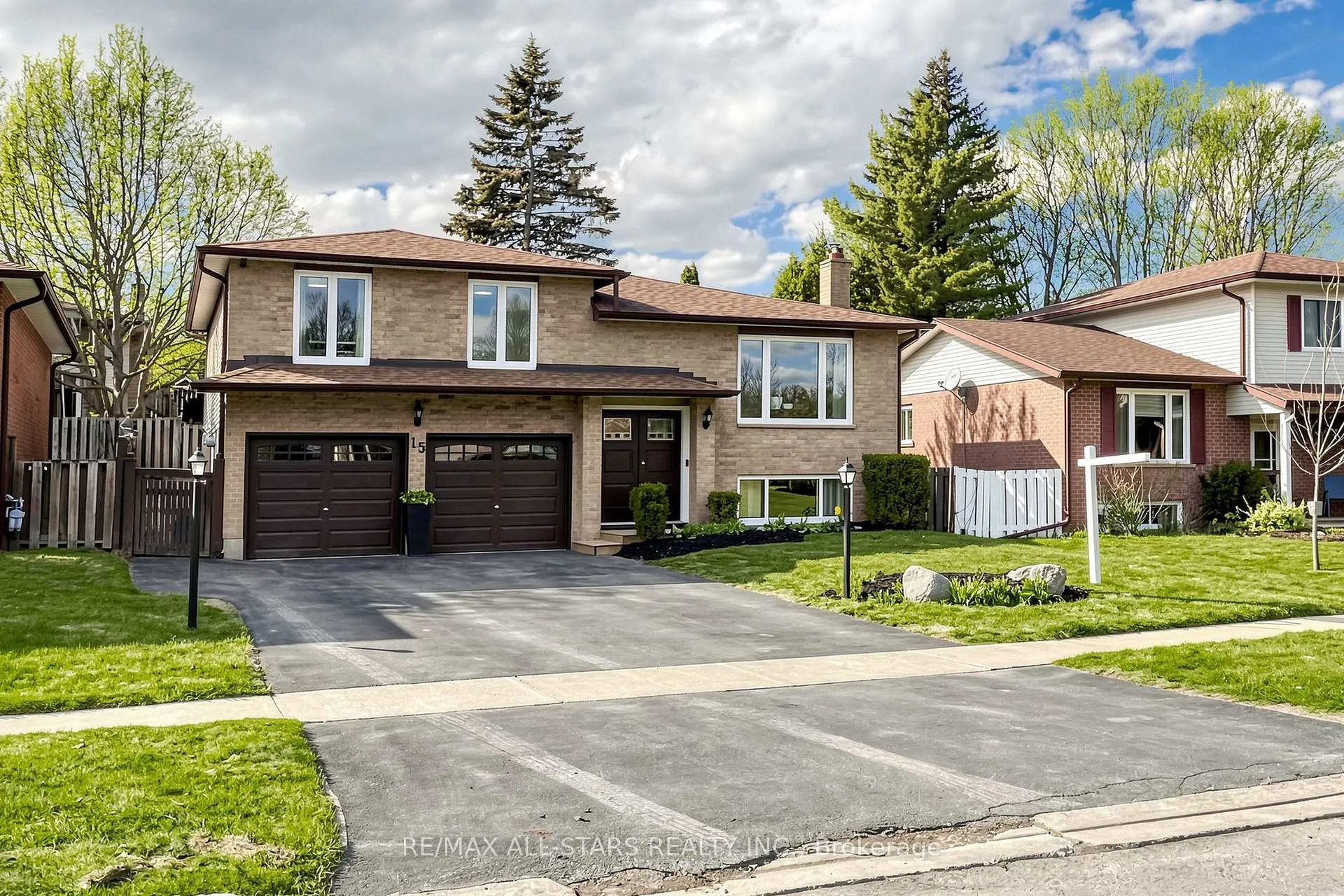 Photo 2 of 15 Applewood Crescent, Scugog, Port Perry — HOMEH