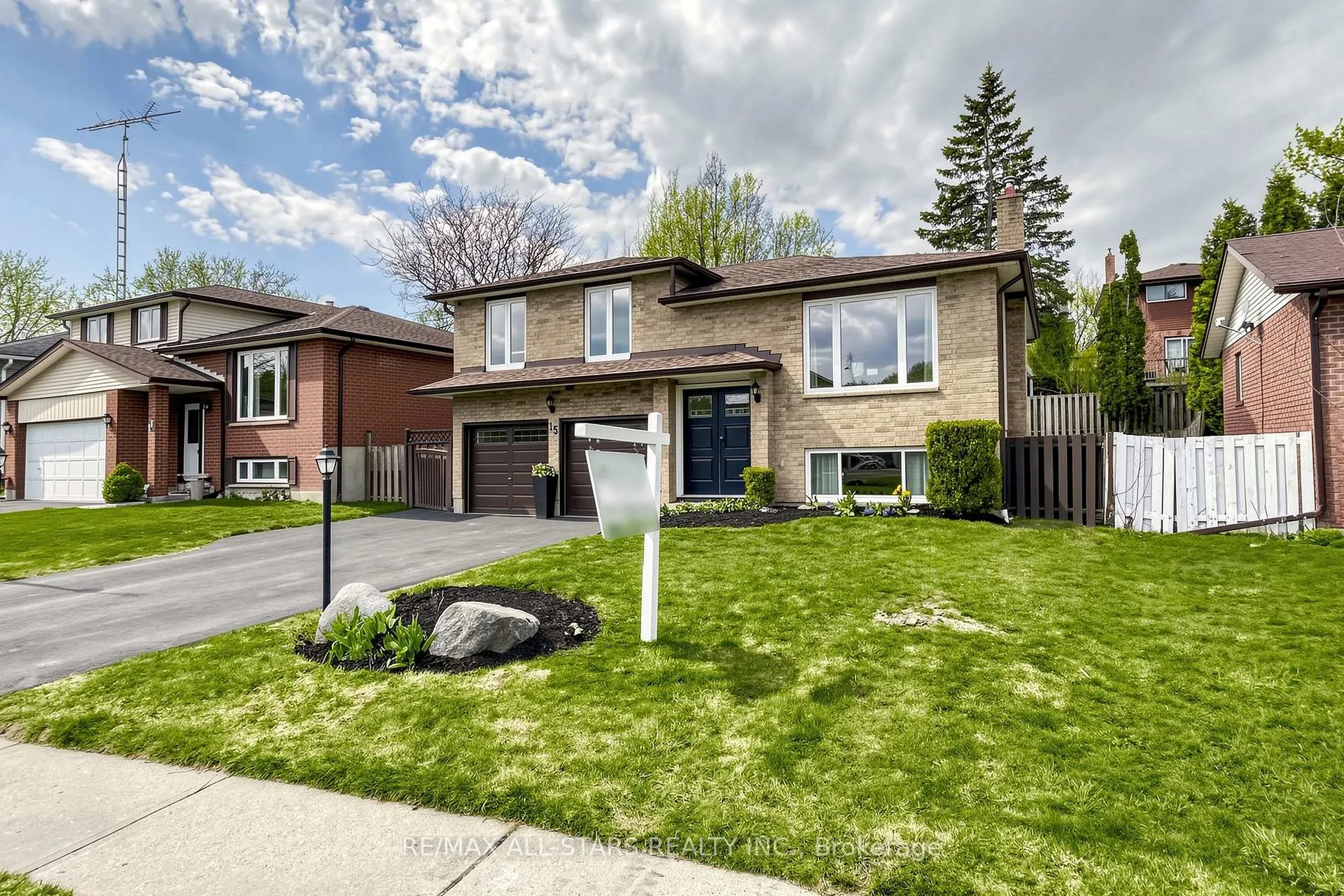 Photo 3 of 15 Applewood Crescent, Scugog, Port Perry — HOMEH