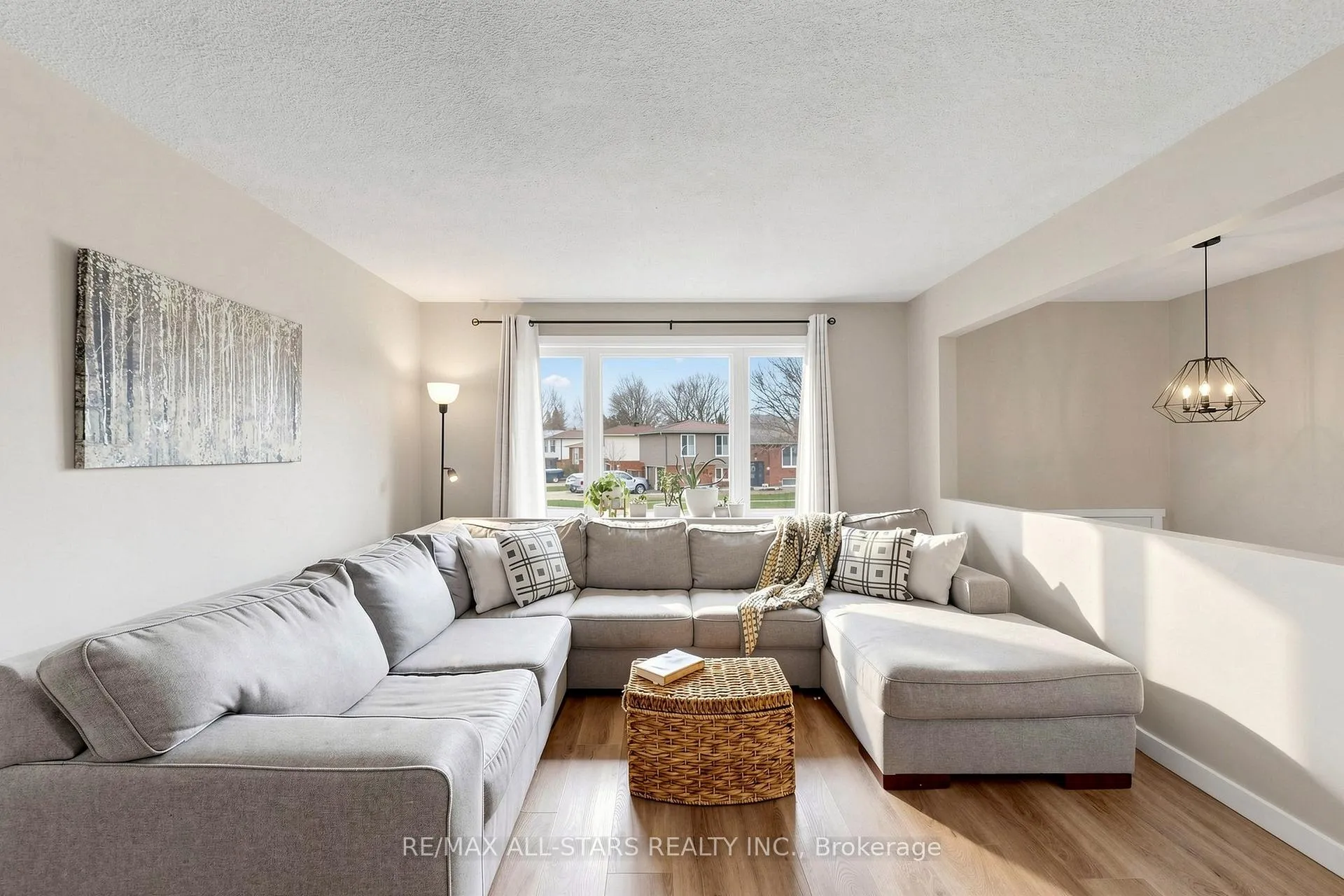 Photo 9 of 15 Applewood Crescent, Scugog, Port Perry — HOMEH