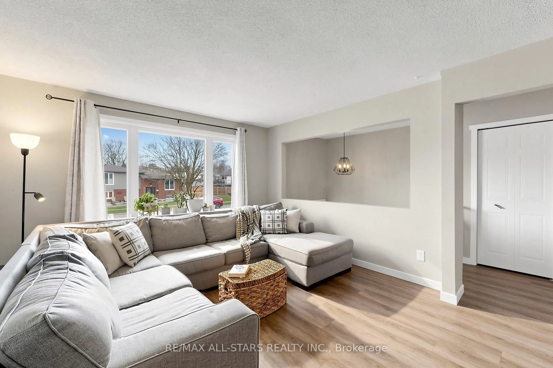 Photo 11 of 15 Applewood Crescent, Scugog, Port Perry — HOMEH