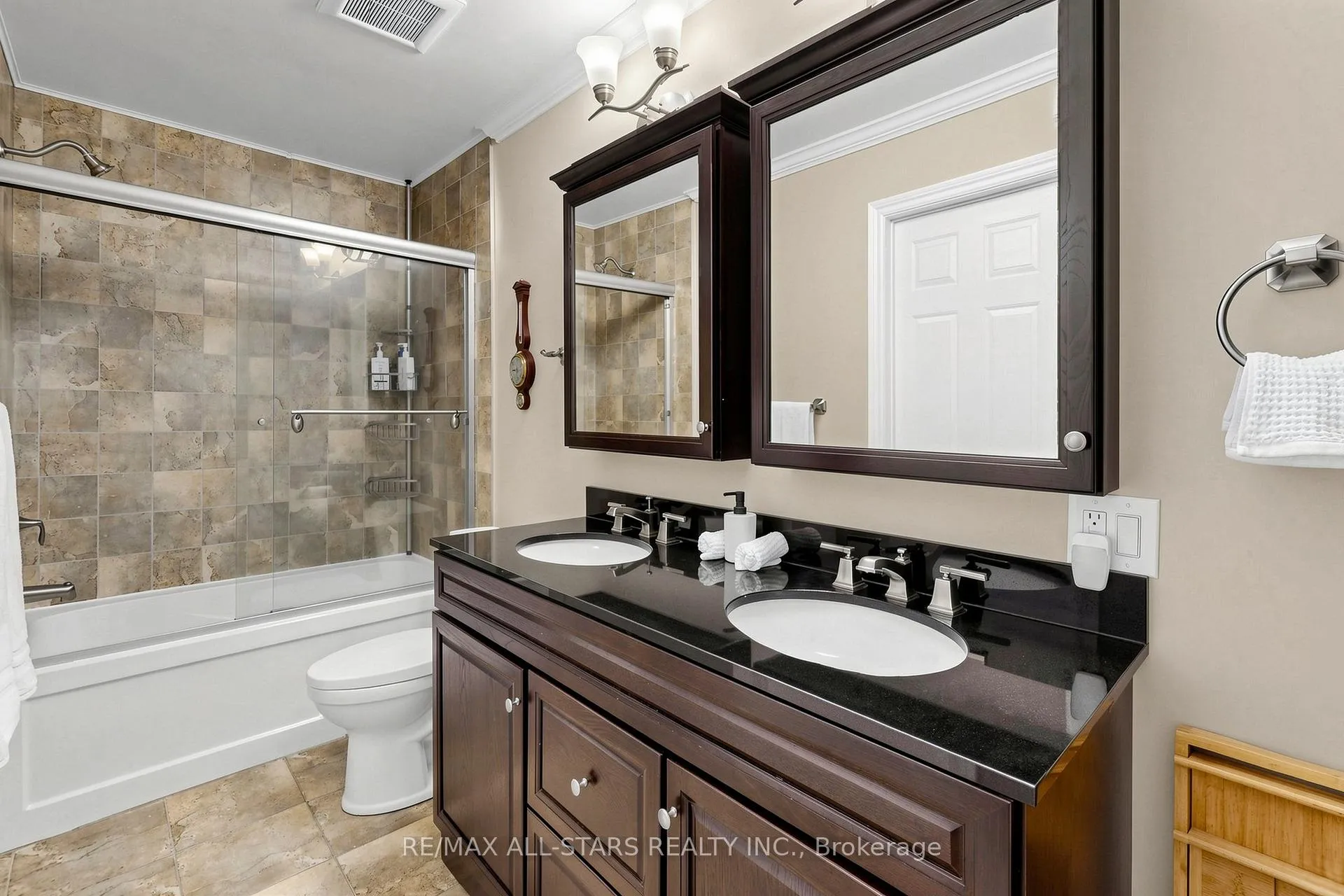 Photo 30 of 15 Applewood Crescent, Scugog, Port Perry — HOMEH
