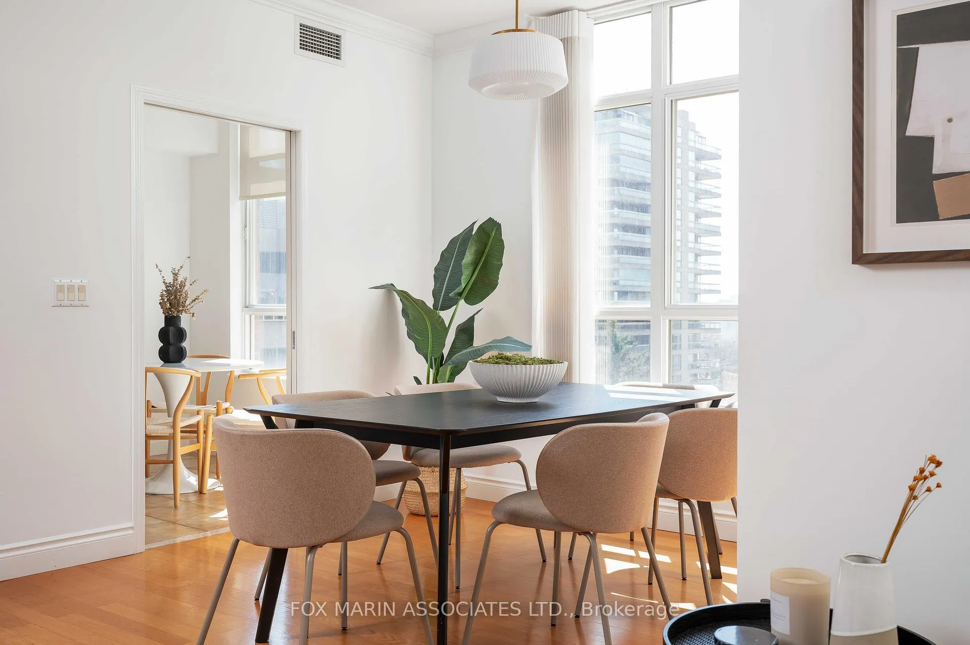 Photo 4 of Unit 805, 1 Deer Park Crescent, Toronto, Yonge-St. Clair — HOMEH