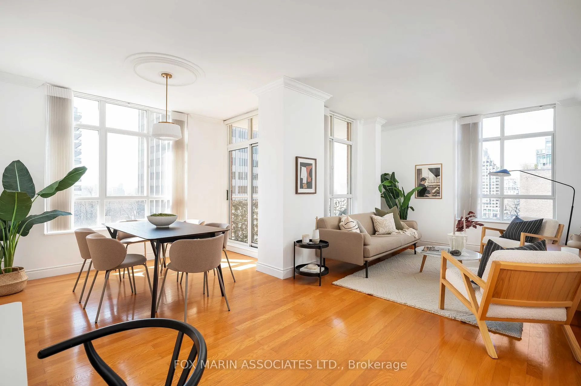 Photo 5 of Unit 805, 1 Deer Park Crescent, Toronto, Yonge-St. Clair — HOMEH