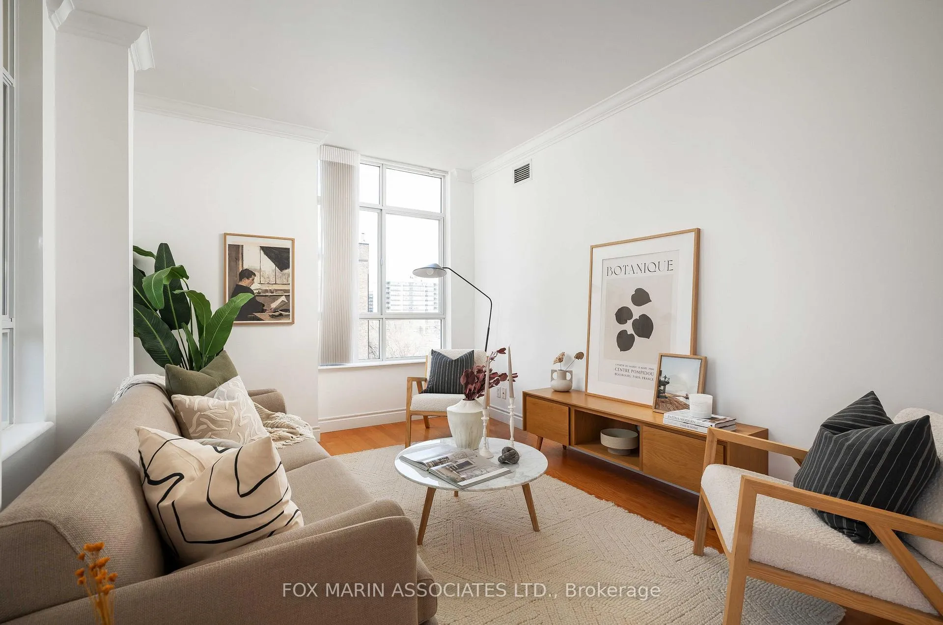 Photo 6 of Unit 805, 1 Deer Park Crescent, Toronto, Yonge-St. Clair — HOMEH