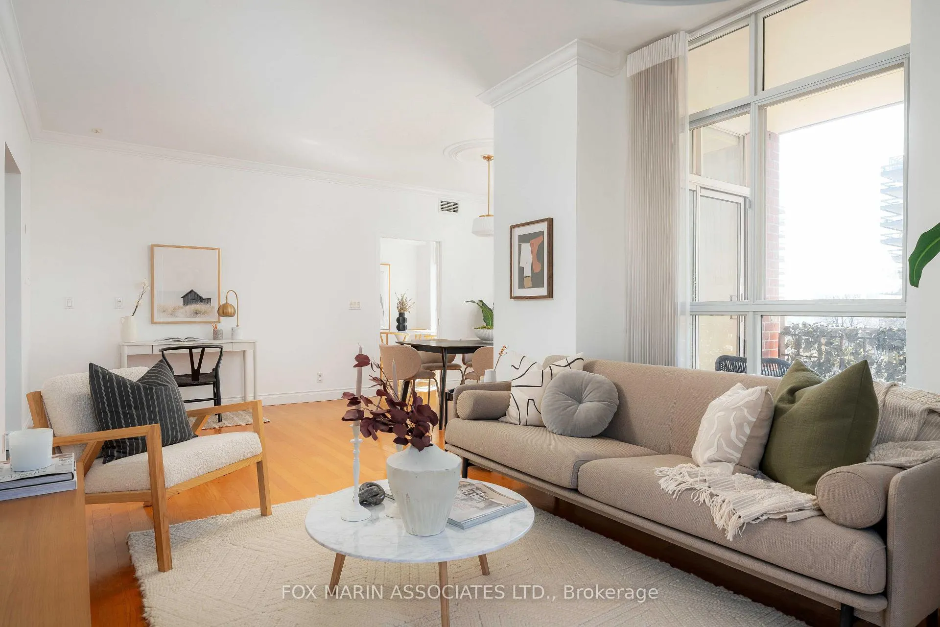Photo 8 of Unit 805, 1 Deer Park Crescent, Toronto, Yonge-St. Clair — HOMEH