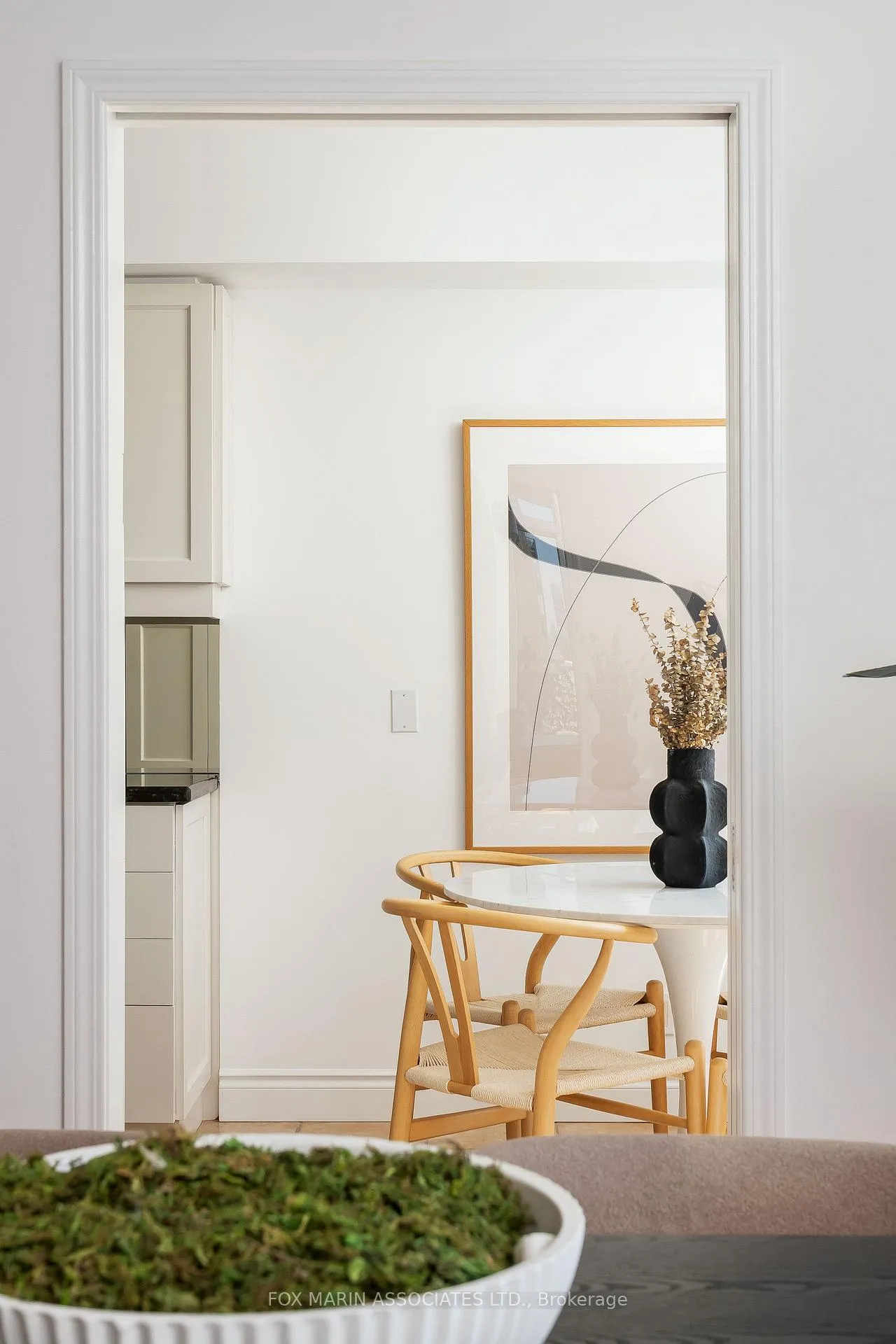 Photo 9 of Unit 805, 1 Deer Park Crescent, Toronto, Yonge-St. Clair — HOMEH