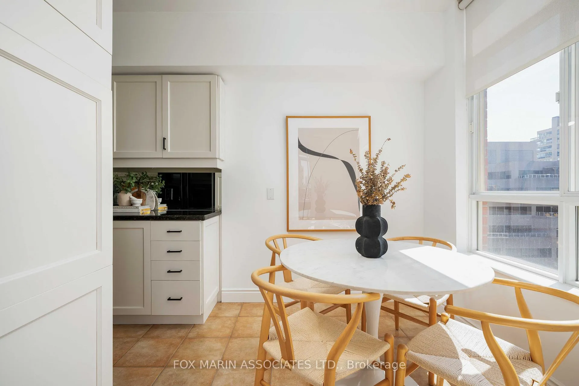 Photo 10 of Unit 805, 1 Deer Park Crescent, Toronto, Yonge-St. Clair — HOMEH