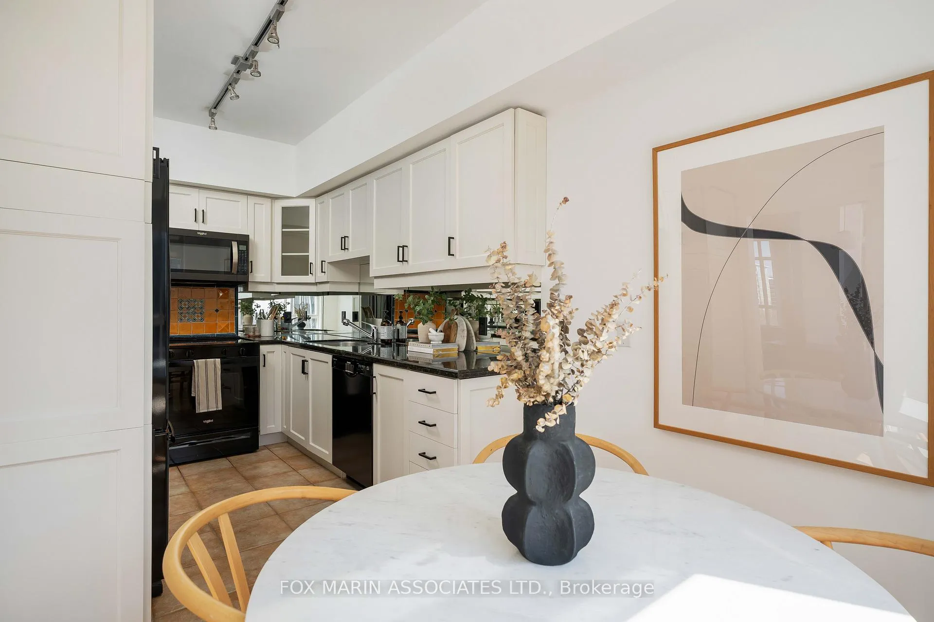 Photo 11 of Unit 805, 1 Deer Park Crescent, Toronto, Yonge-St. Clair — HOMEH