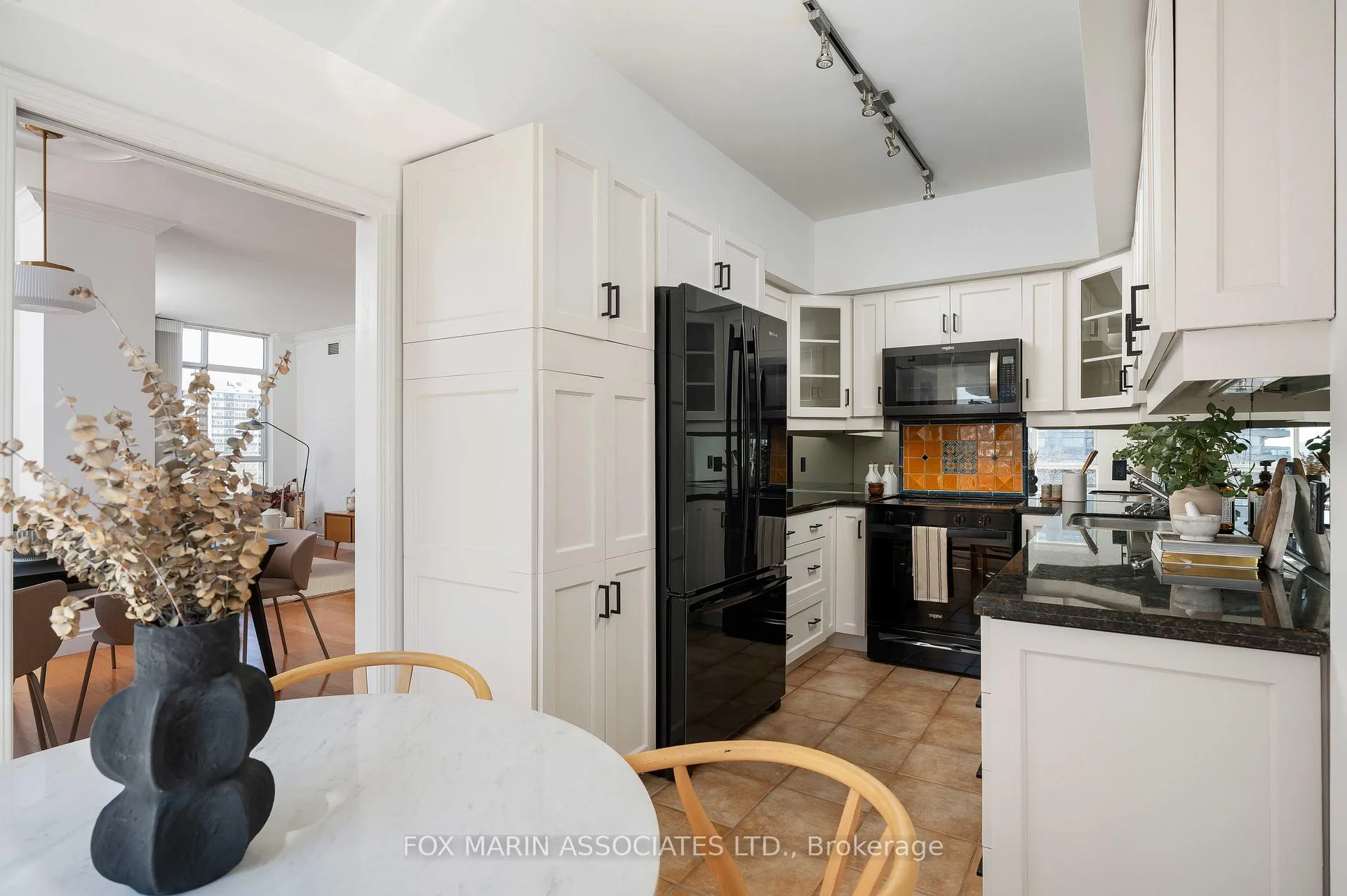 Photo 12 of Unit 805, 1 Deer Park Crescent, Toronto, Yonge-St. Clair — HOMEH