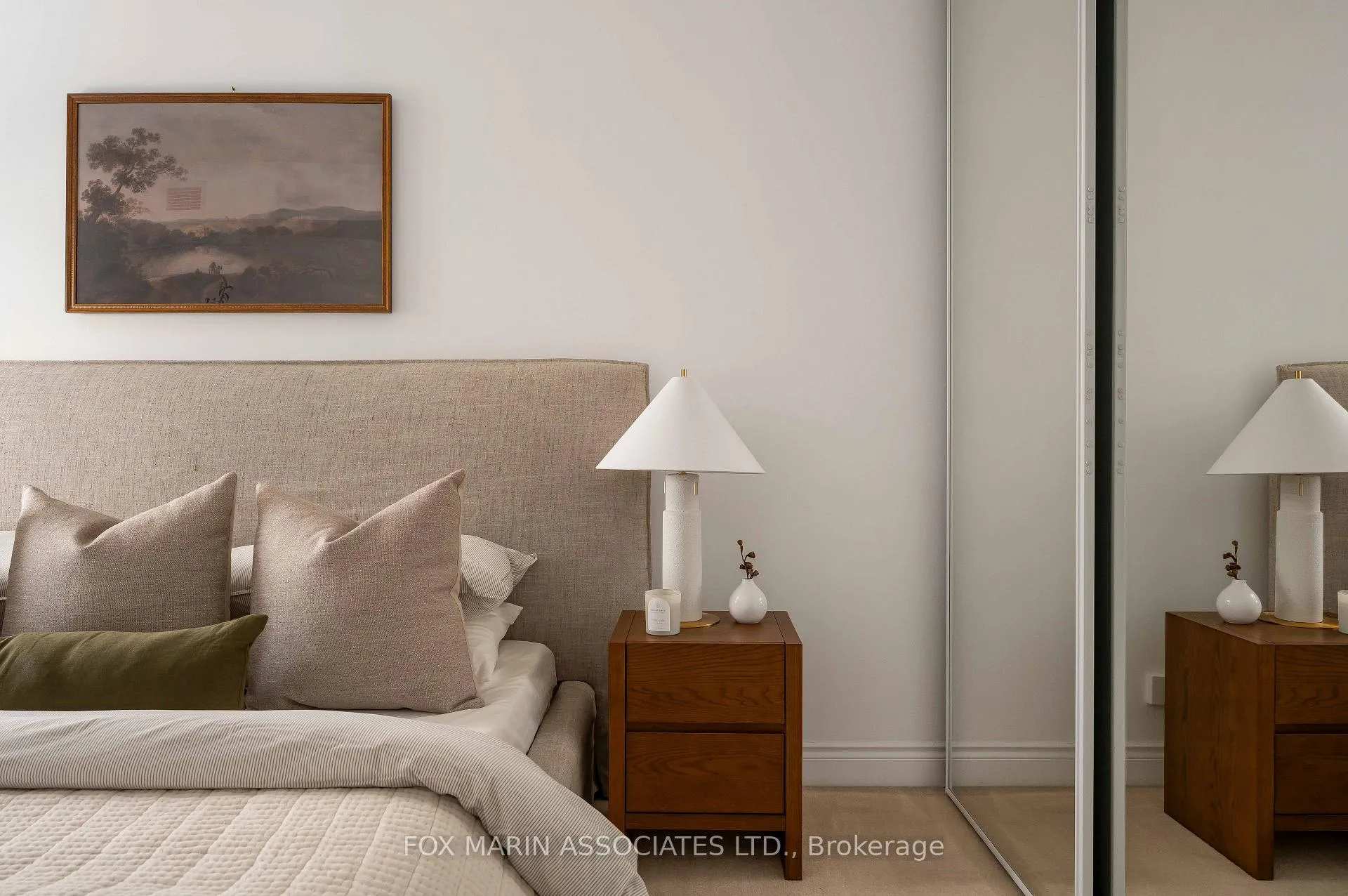 Photo 17 of Unit 805, 1 Deer Park Crescent, Toronto, Yonge-St. Clair — HOMEH