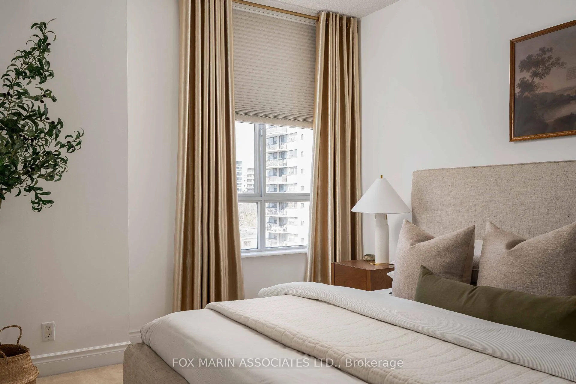 Photo 18 of Unit 805, 1 Deer Park Crescent, Toronto, Yonge-St. Clair — HOMEH