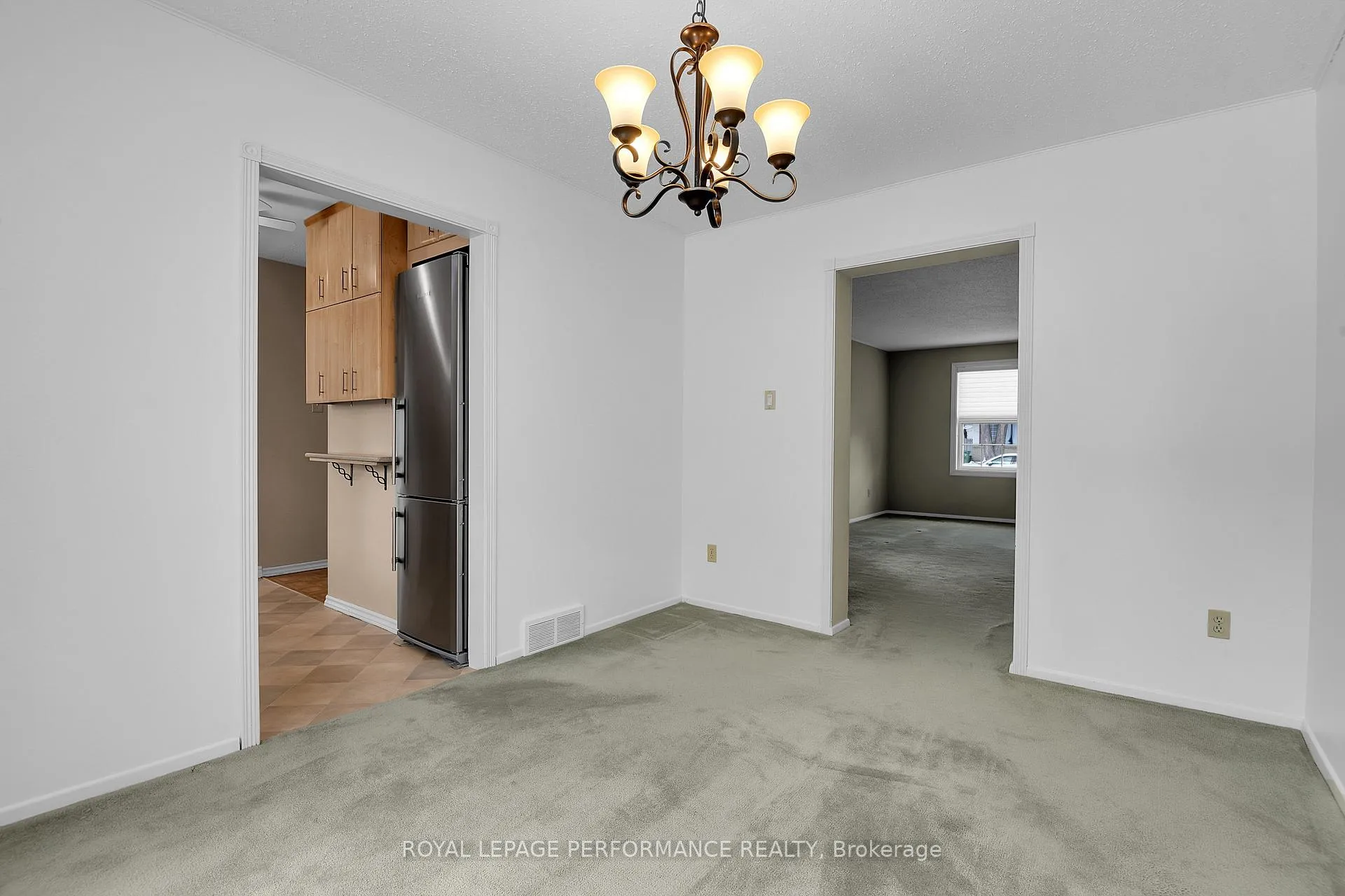 Photo 10 of 2166 Bickerton Avenue, Ottawa, Beacon Hill North — HOMEH
