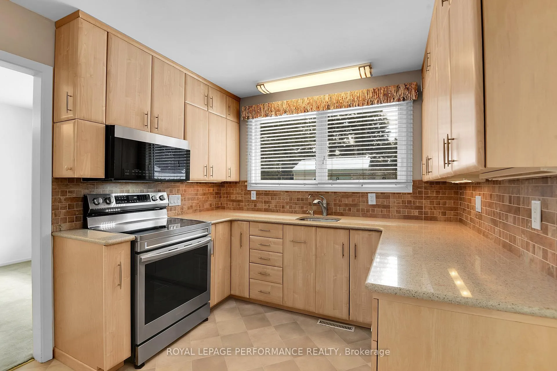 Photo 11 of 2166 Bickerton Avenue, Ottawa, Beacon Hill North — HOMEH