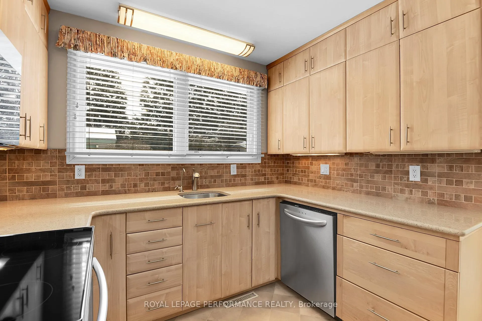 Photo 12 of 2166 Bickerton Avenue, Ottawa, Beacon Hill North — HOMEH