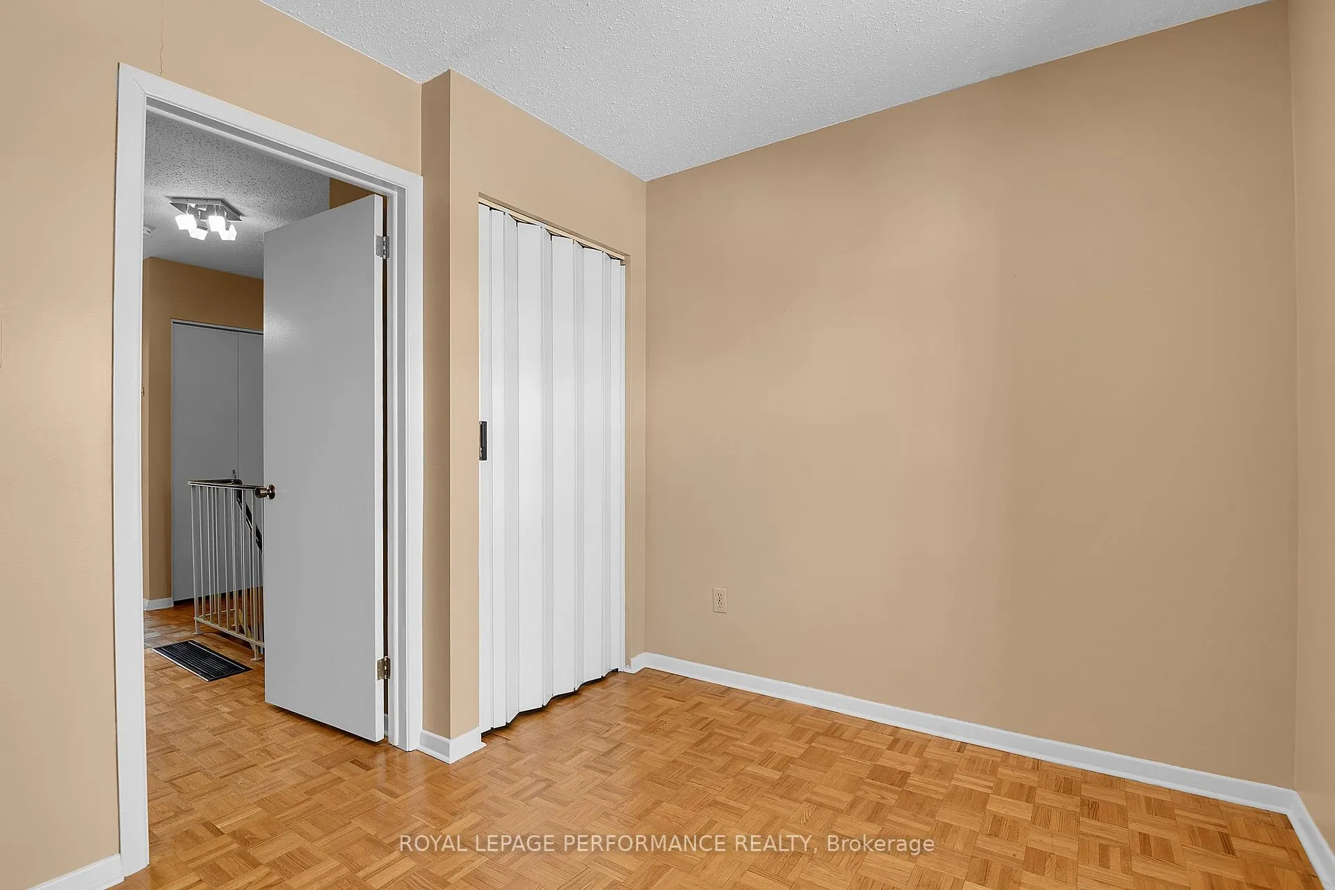 Photo 24 of 2166 Bickerton Avenue, Ottawa, Beacon Hill North — HOMEH