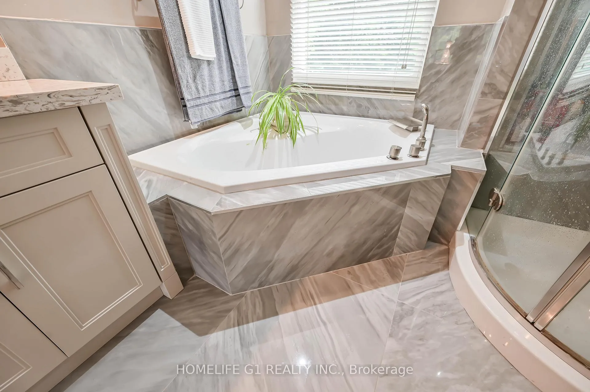 Photo 4 of 10 Douglas Place, Hamilton, Stoney Creek — HOMEH