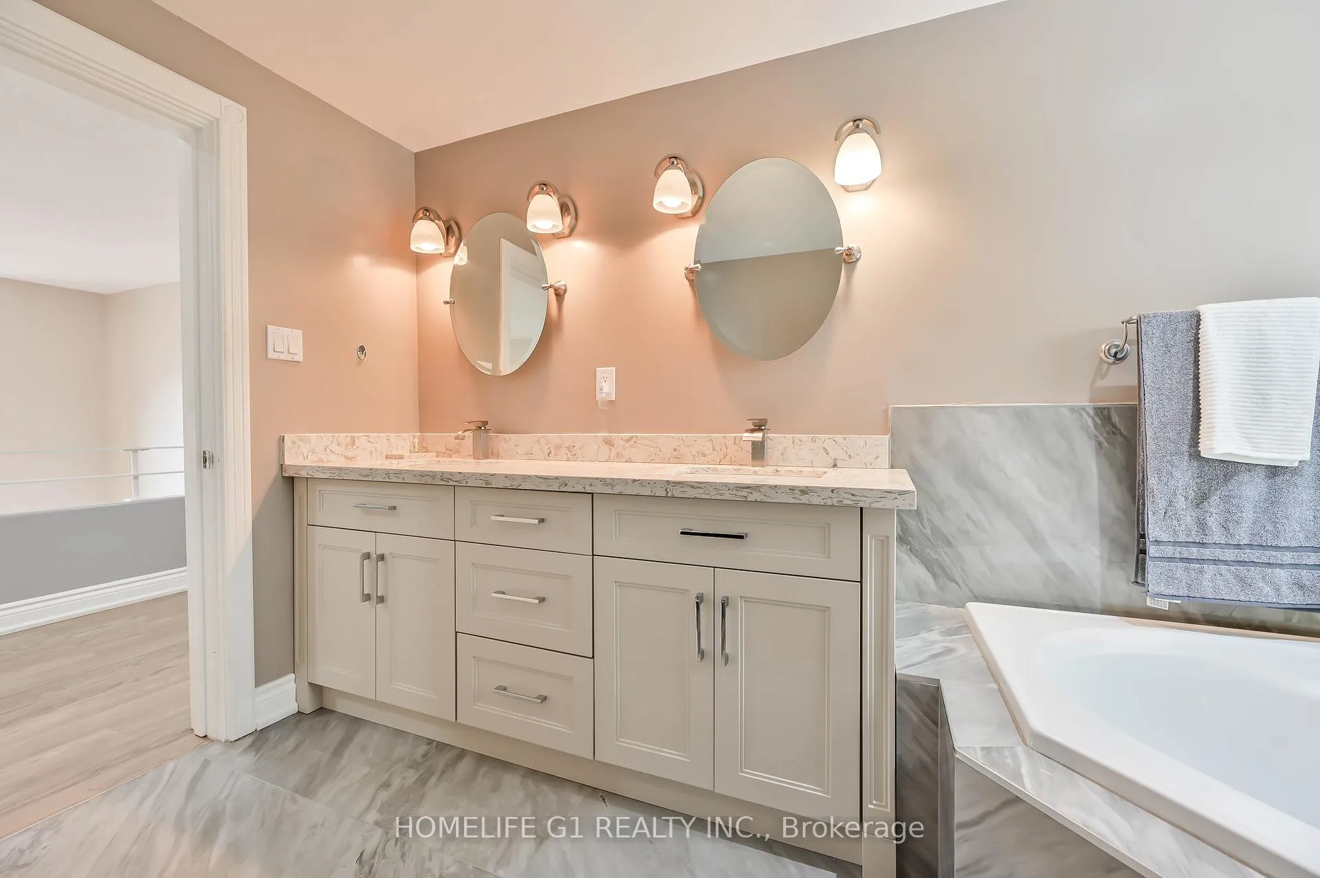 Photo 5 of 10 Douglas Place, Hamilton, Stoney Creek — HOMEH