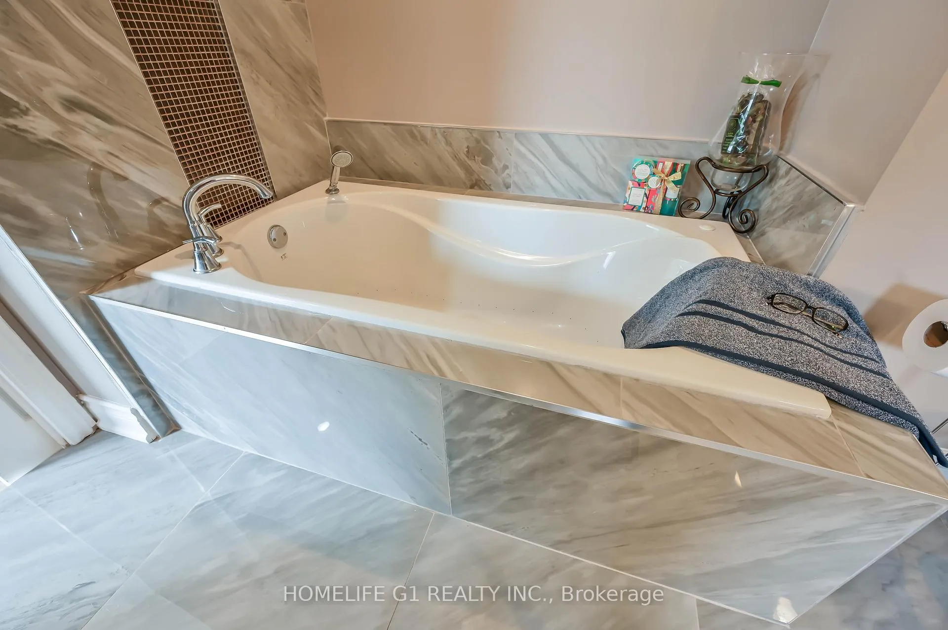 Photo 35 of 10 Douglas Place, Hamilton, Stoney Creek — HOMEH
