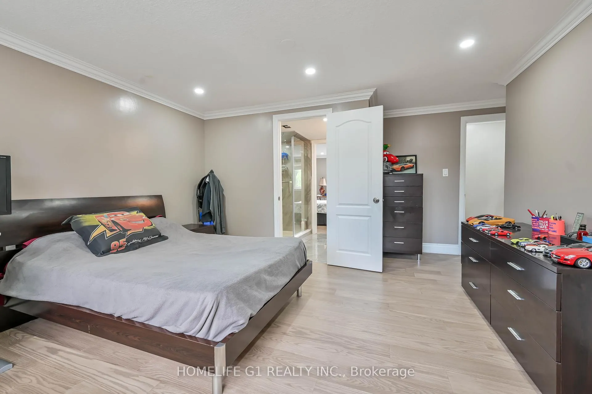 Photo 39 of 10 Douglas Place, Hamilton, Stoney Creek — HOMEH