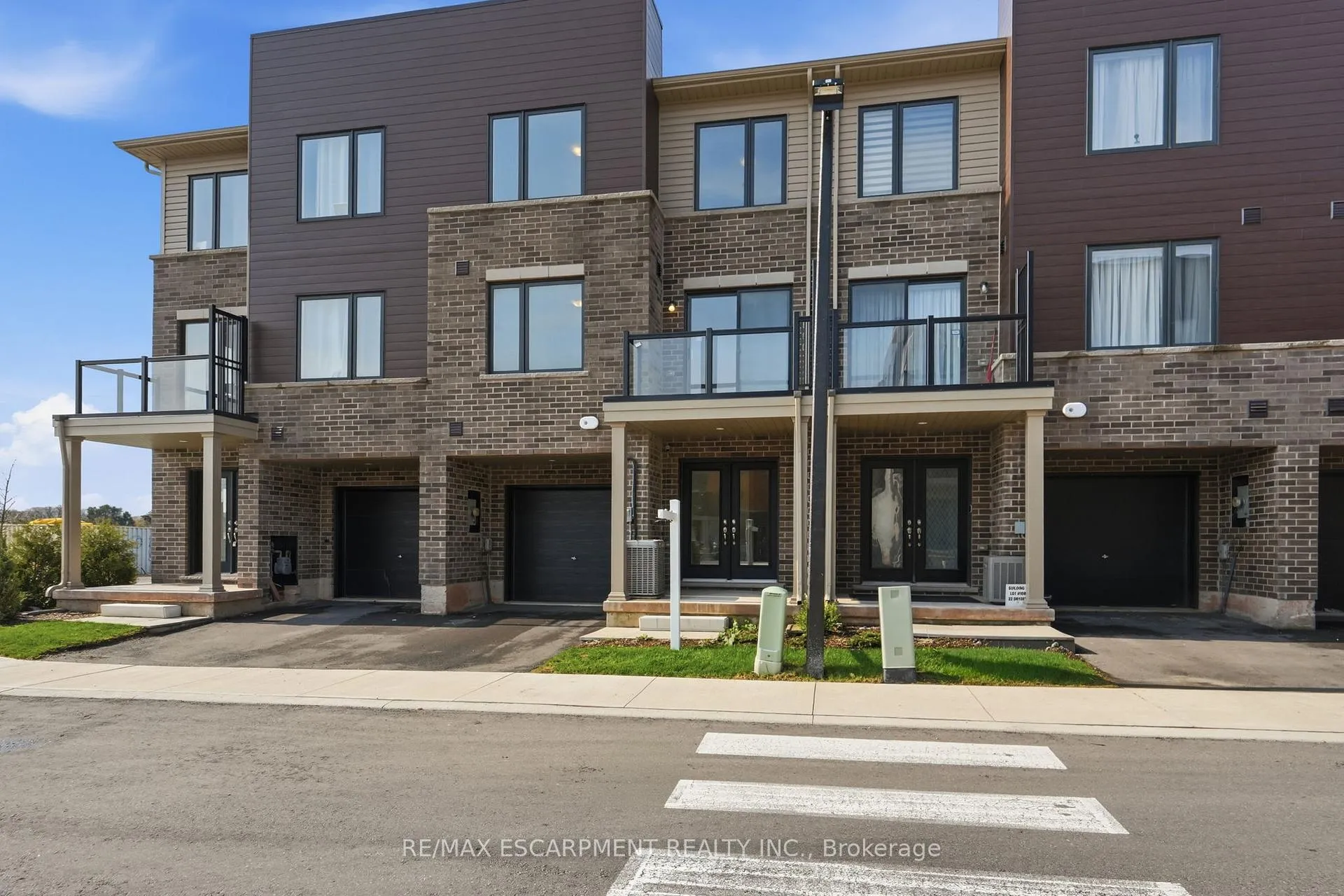 Photo 2 of 34 Dryden Lane, Hamilton, McQuesten — HOMEH