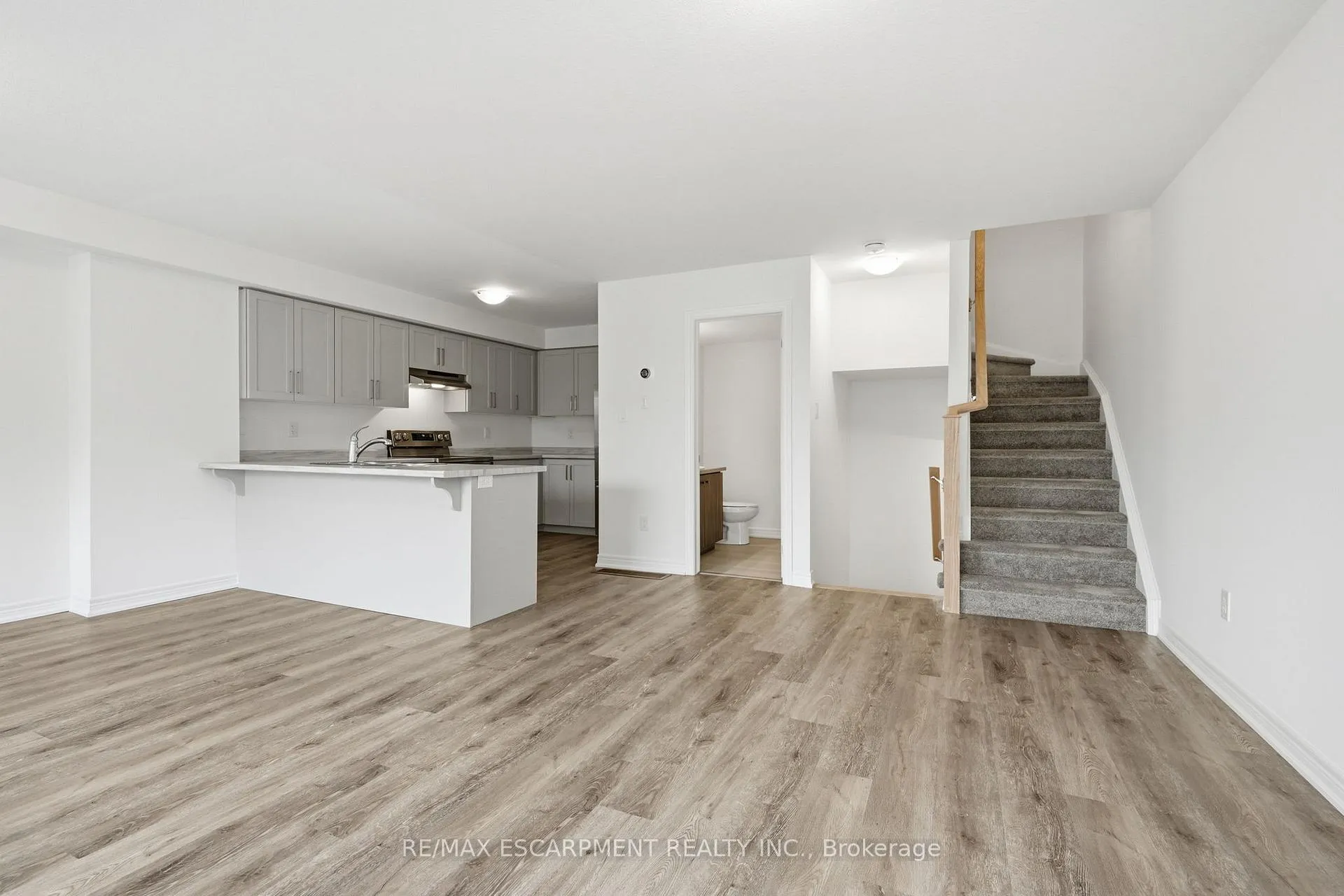 Photo 8 of 34 Dryden Lane, Hamilton, McQuesten — HOMEH