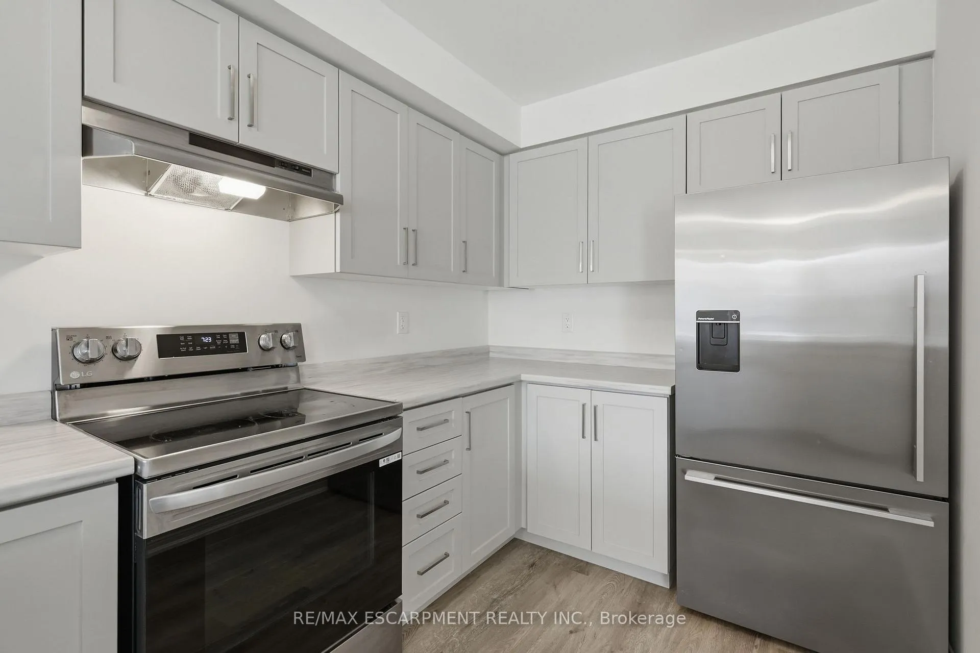 Photo 12 of 34 Dryden Lane, Hamilton, McQuesten — HOMEH