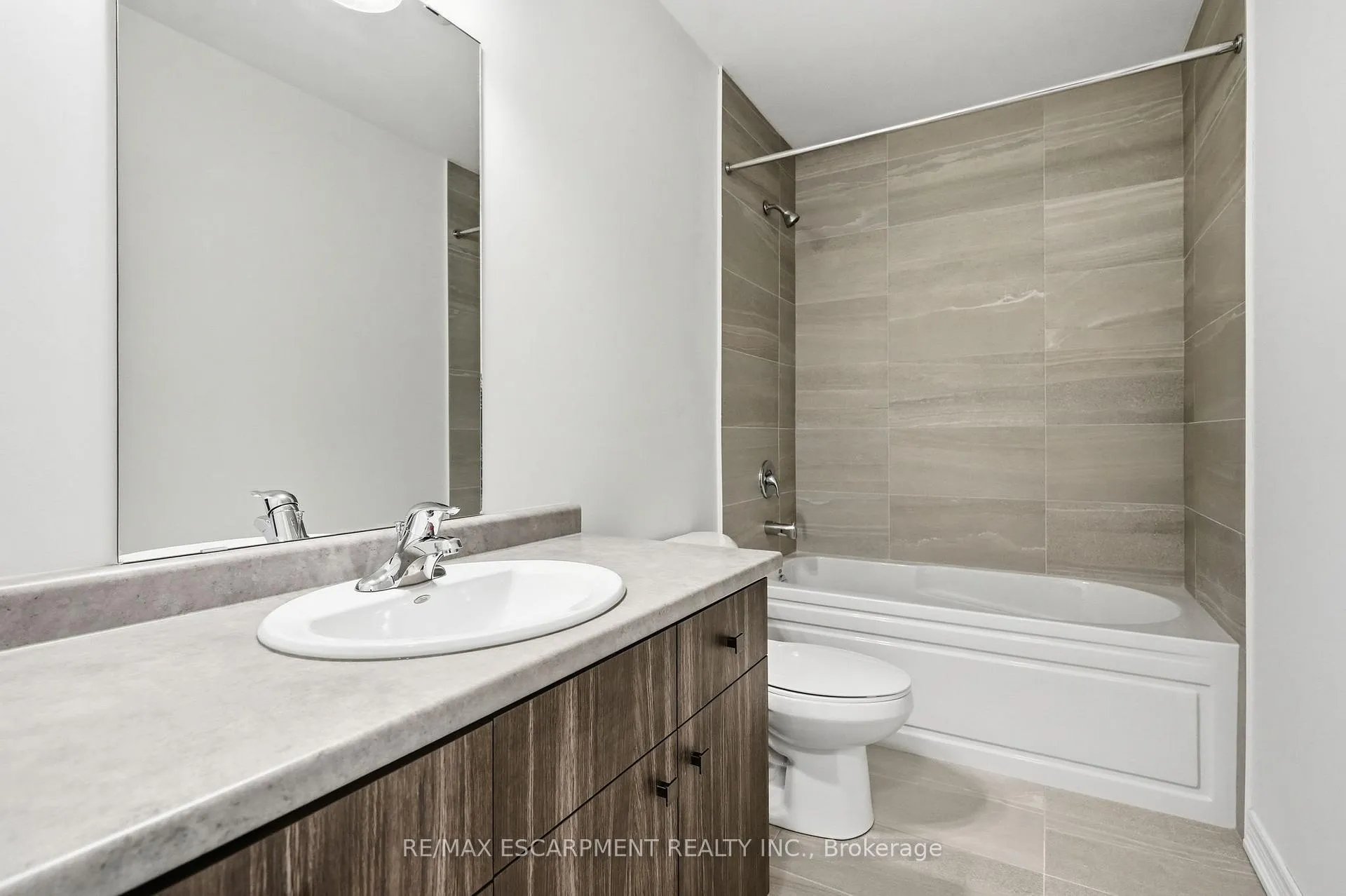 Photo 17 of 34 Dryden Lane, Hamilton, McQuesten — HOMEH
