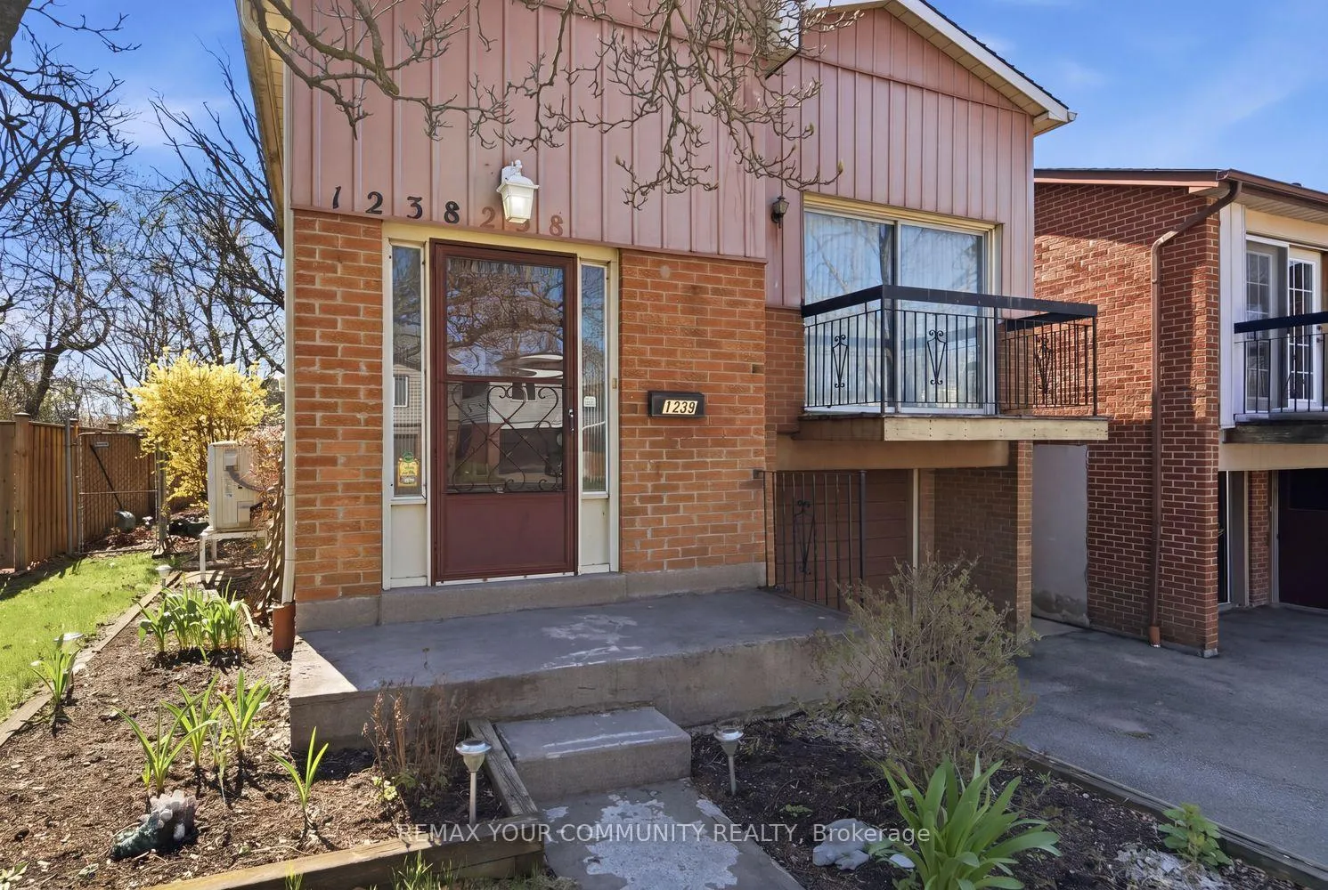 Photo 3 of 1238 Consort Crescent, Burlington, Palmer — HOMEH