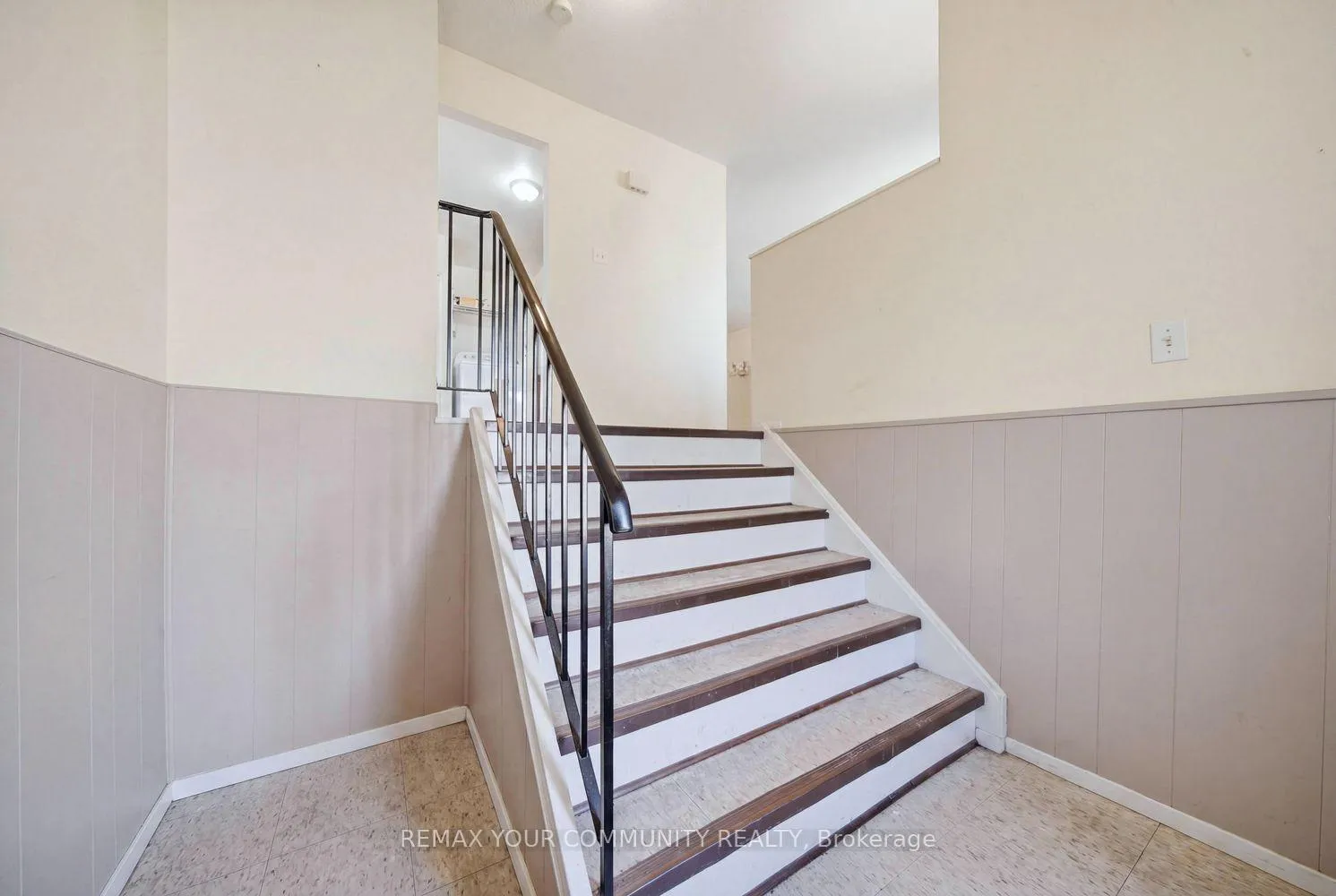 Photo 4 of 1238 Consort Crescent, Burlington, Palmer — HOMEH