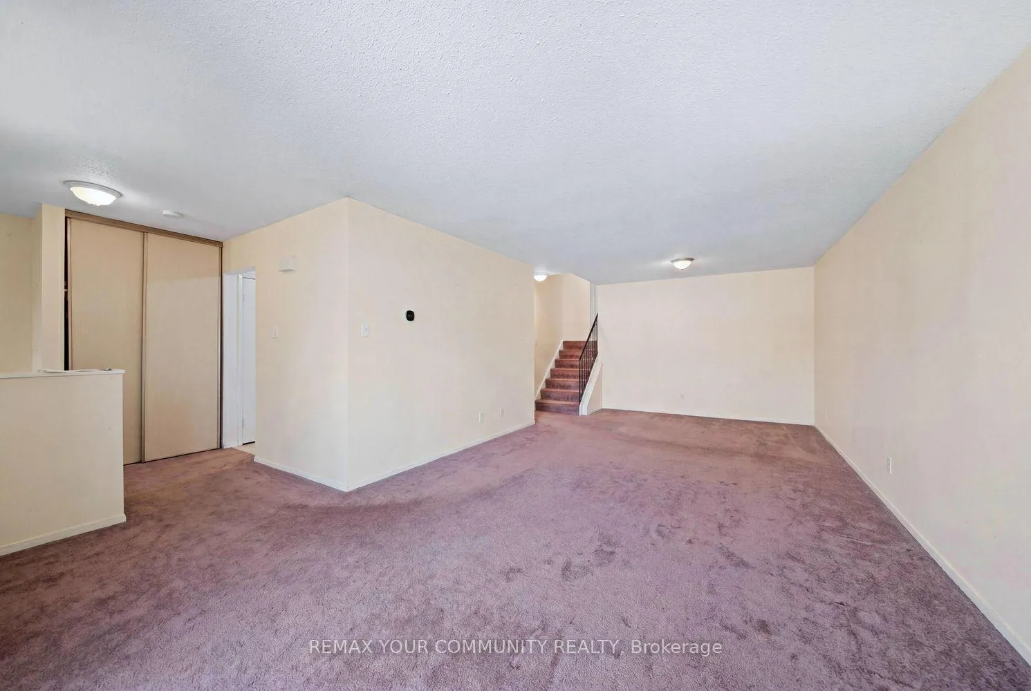 Photo 5 of 1238 Consort Crescent, Burlington, Palmer — HOMEH