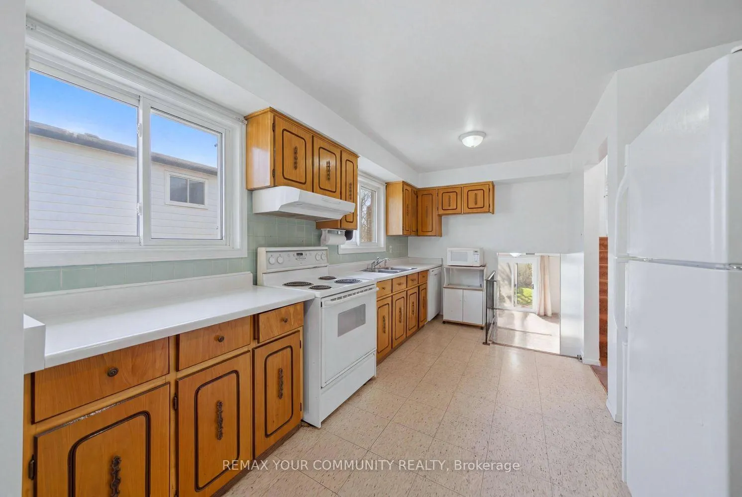 Photo 12 of 1238 Consort Crescent, Burlington, Palmer — HOMEH