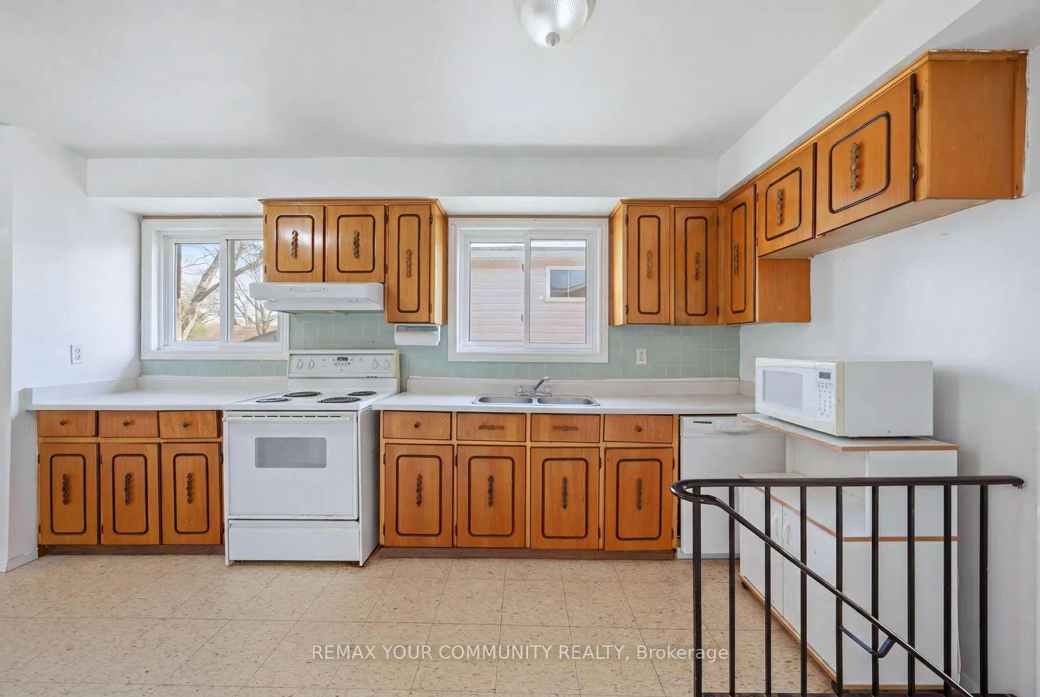 Photo 13 of 1238 Consort Crescent, Burlington, Palmer — HOMEH