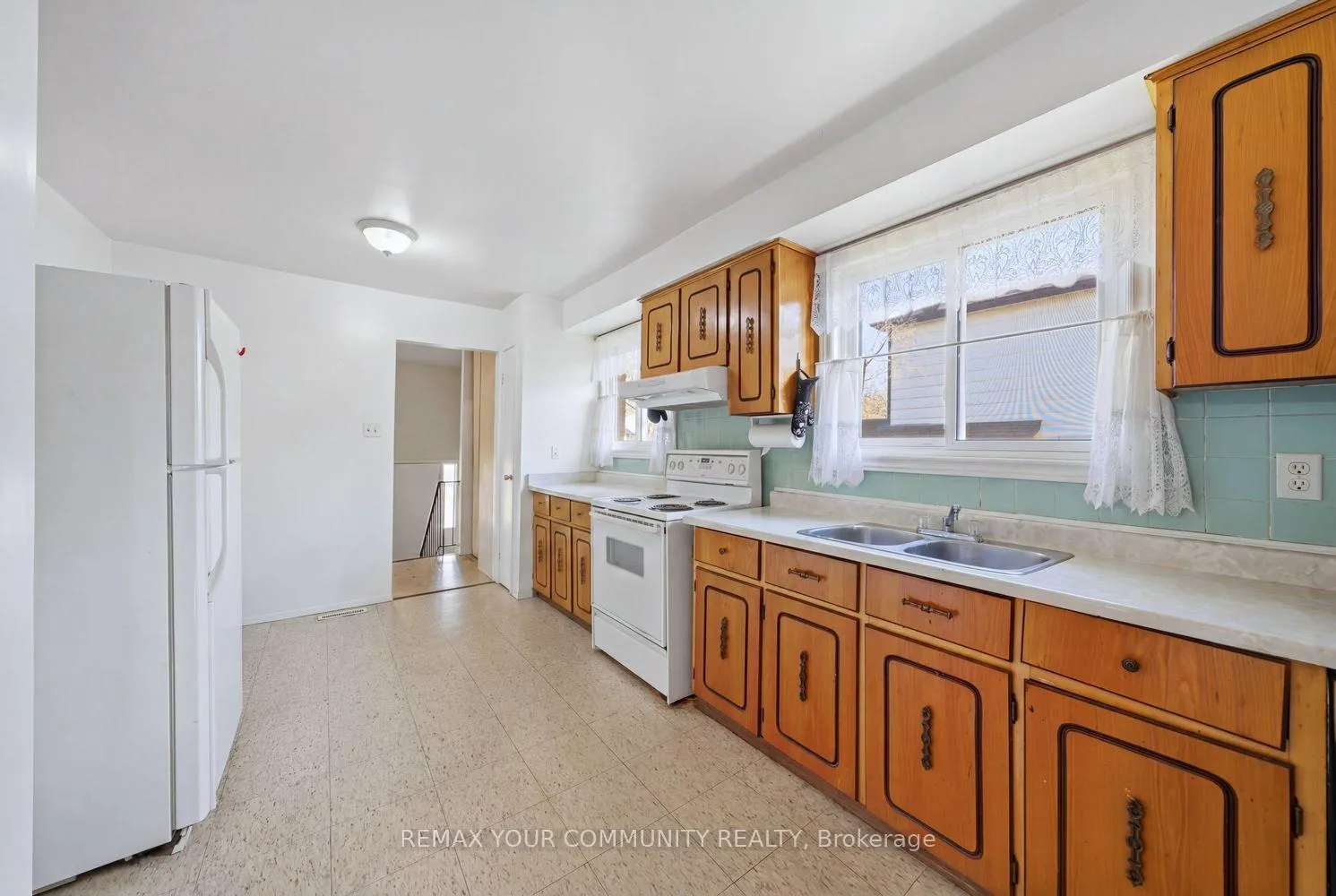 Photo 15 of 1238 Consort Crescent, Burlington, Palmer — HOMEH