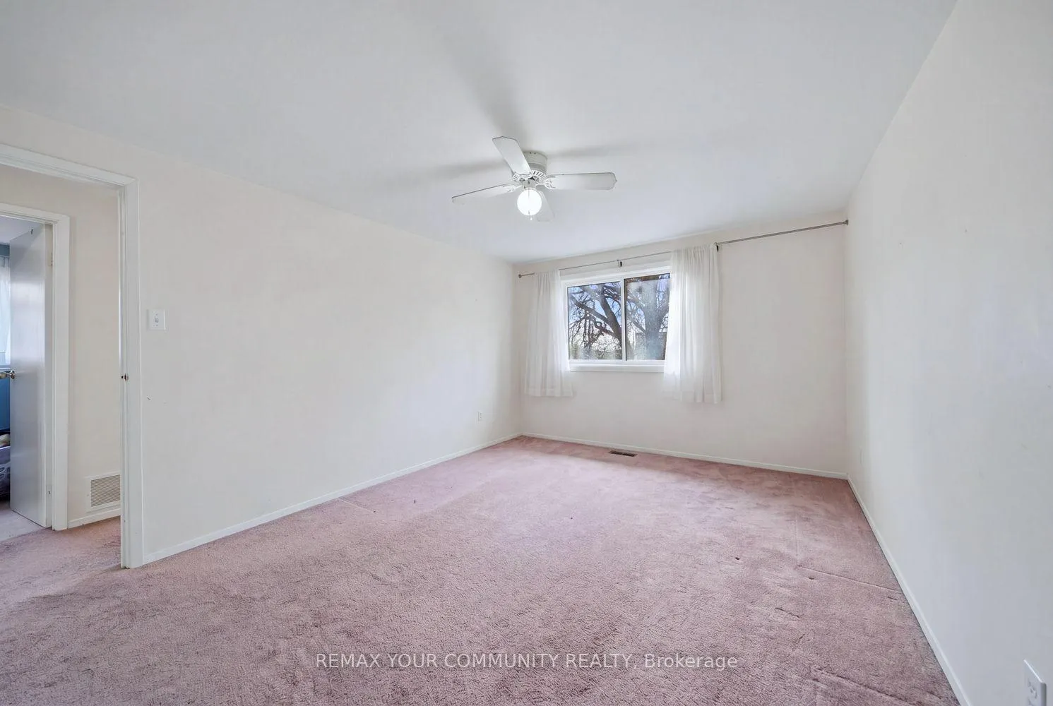 Photo 20 of 1238 Consort Crescent, Burlington, Palmer — HOMEH