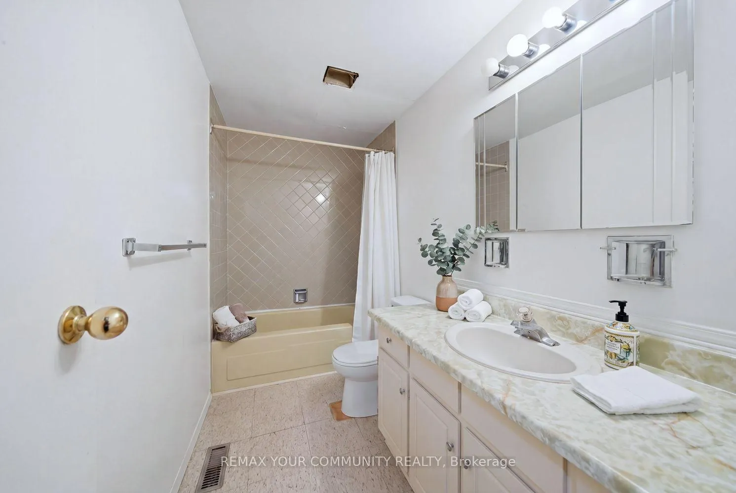 Photo 26 of 1238 Consort Crescent, Burlington, Palmer — HOMEH
