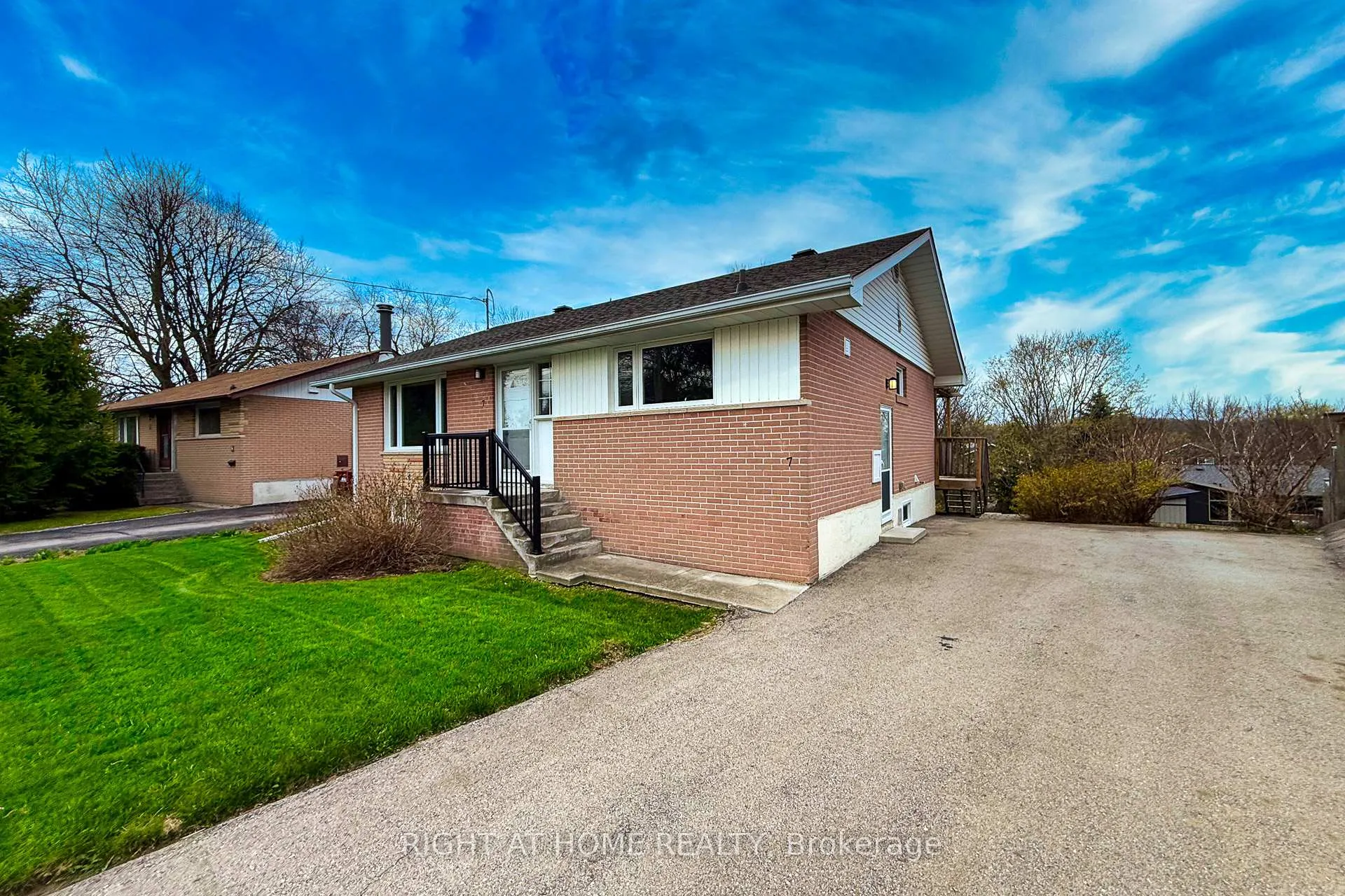 Photo 3 of 7 Lane Court, Halton Hills, Georgetown — HOMEH