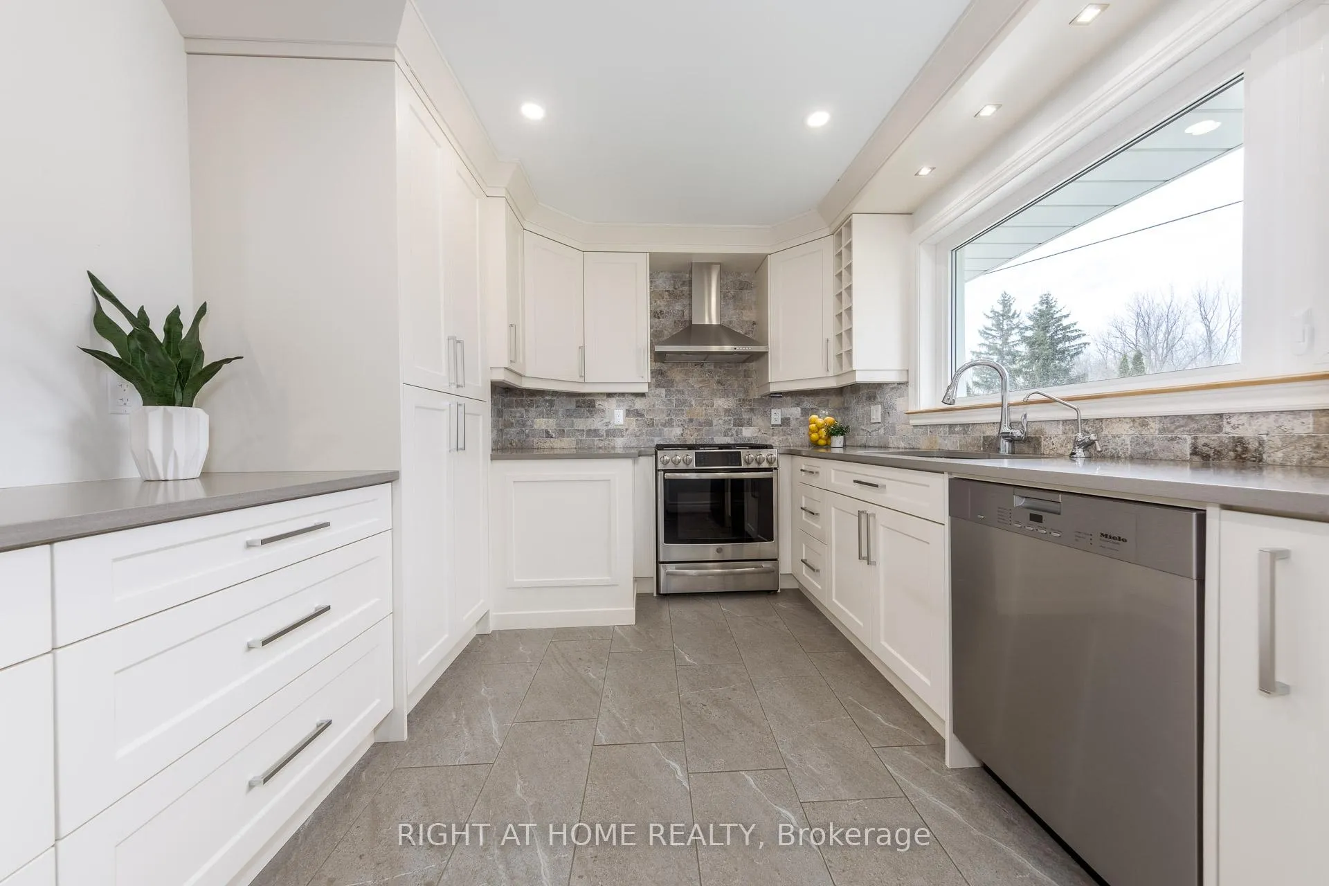 Photo 18 of 7 Lane Court, Halton Hills, Georgetown — HOMEH