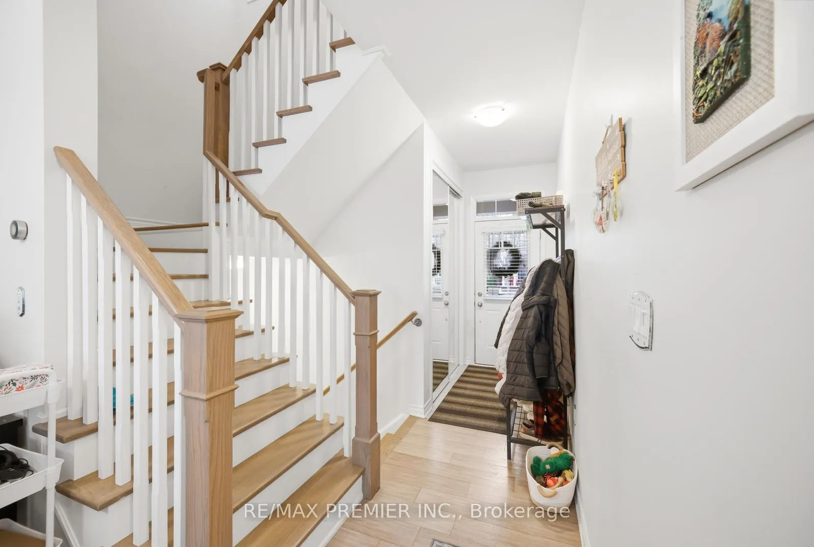 Photo 4 of 931 Penson Crescent, Milton, Coates — HOMEH