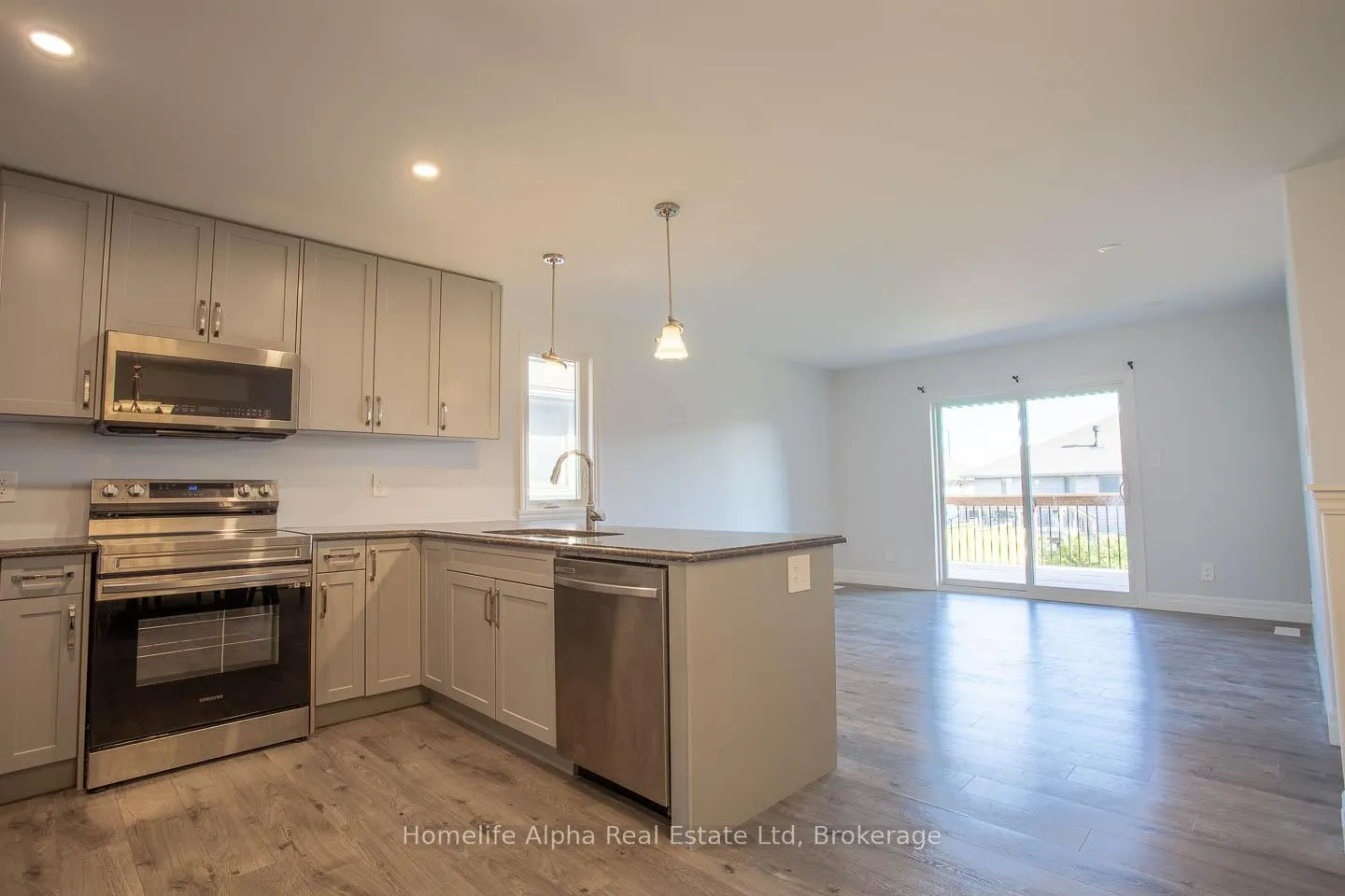 Photo 2 of 29 Cedar Park Crescent, Quinte West, Trenton Ward — HOMEH