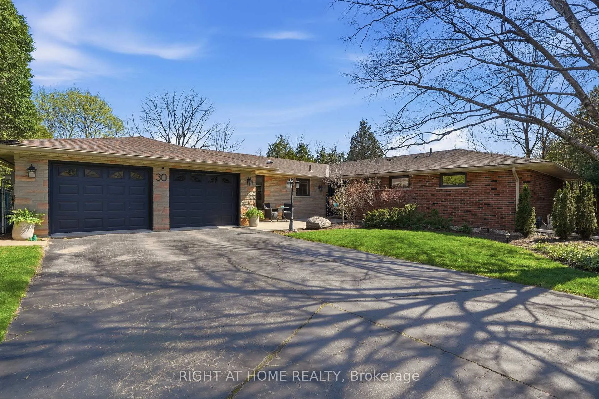 Photo 3 of 30 Carl Crescent, Hamilton, Waterdown — HOMEH