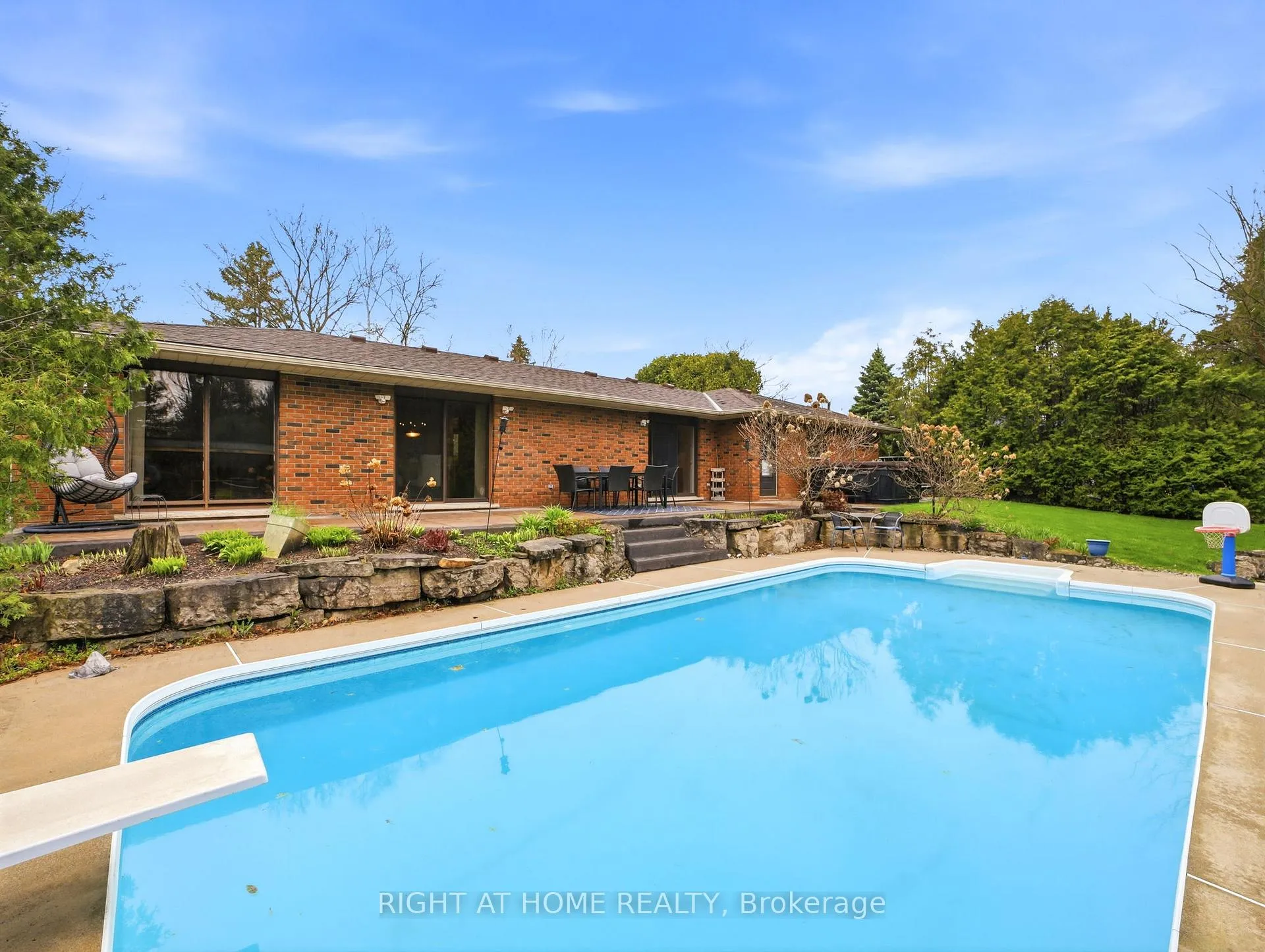 Photo 7 of 30 Carl Crescent, Hamilton, Waterdown — HOMEH