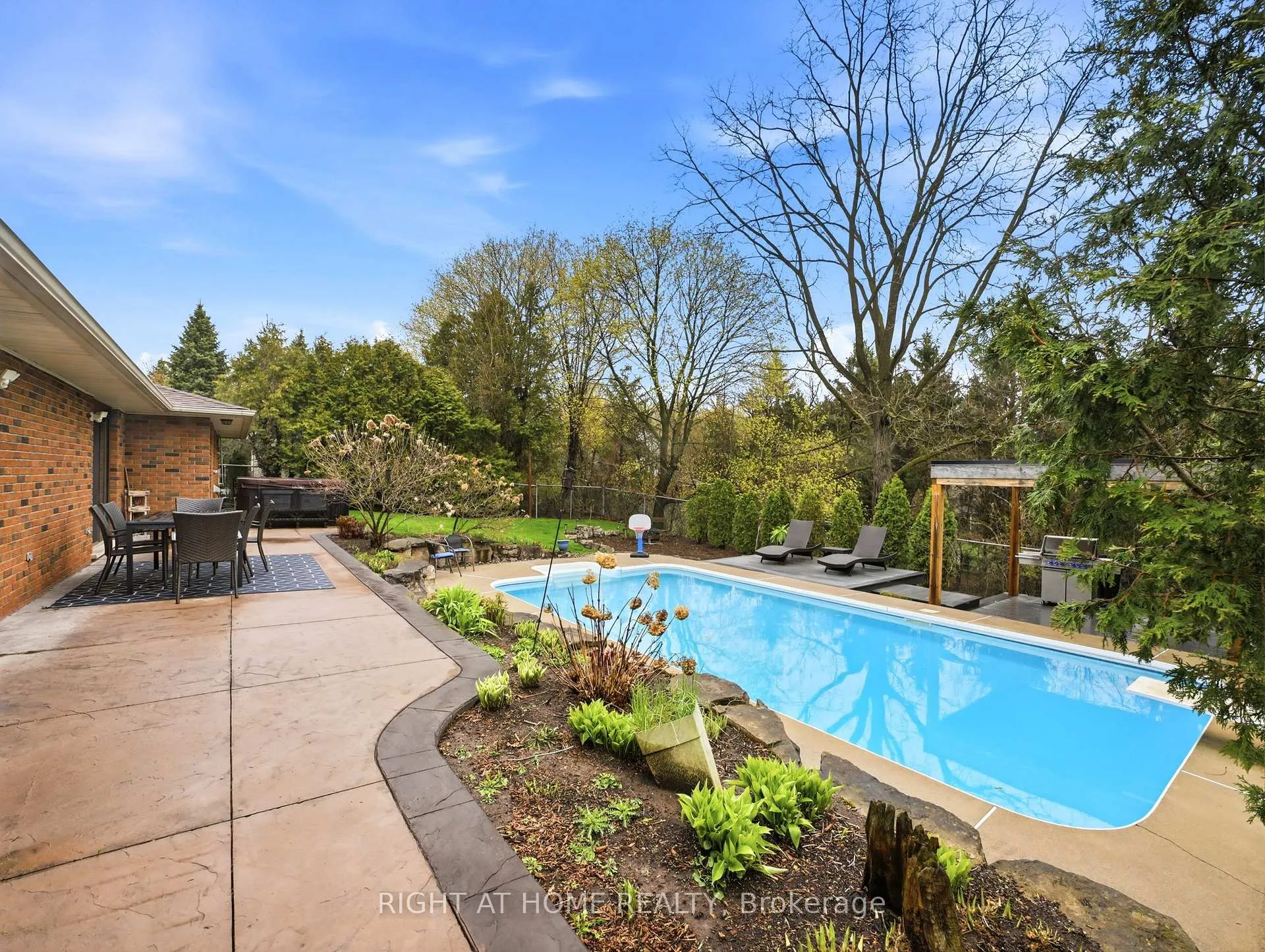 Photo 10 of 30 Carl Crescent, Hamilton, Waterdown — HOMEH