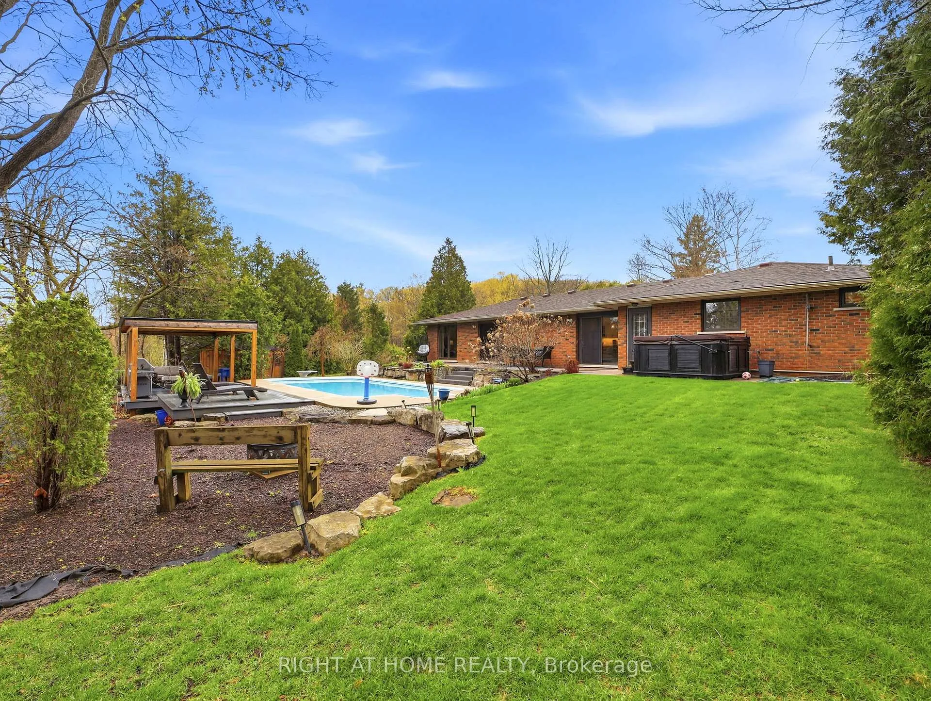 Photo 39 of 30 Carl Crescent, Hamilton, Waterdown — HOMEH