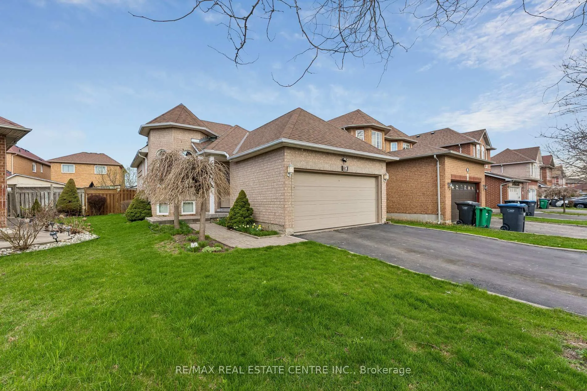 Photo 2 of 80 Pebblestone Circle, Brampton, Brampton West — HOMEH