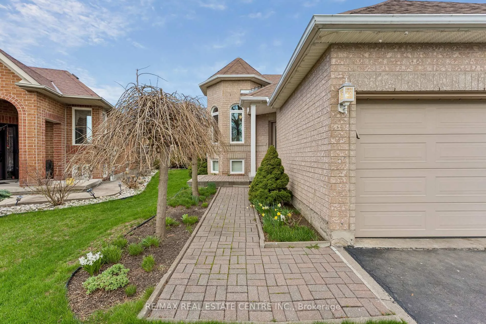 Photo 3 of 80 Pebblestone Circle, Brampton, Brampton West — HOMEH