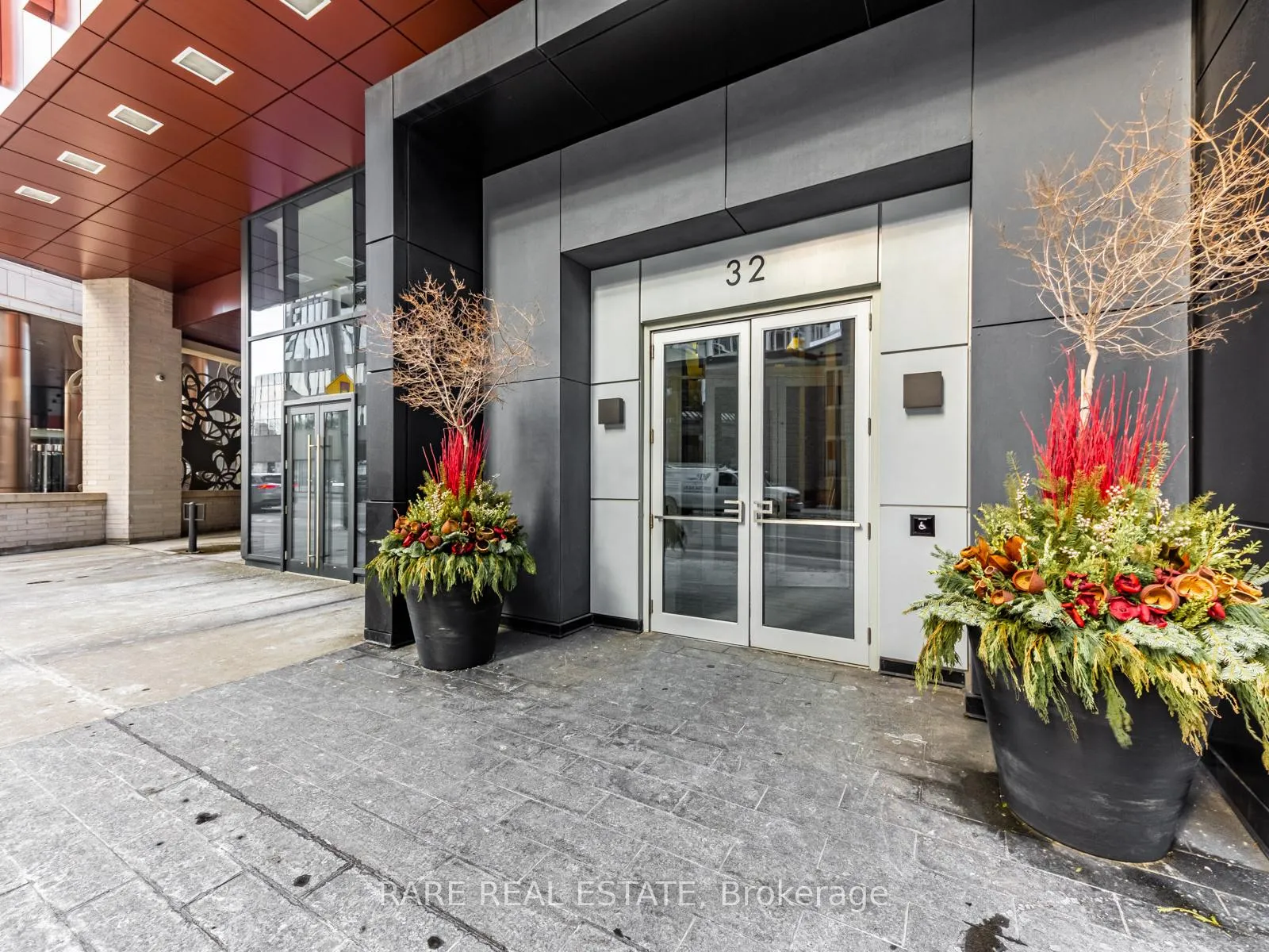 Photo 4 of Unit 803, 32 Davenport Road, Toronto, Yonge-St. Clair — HOMEH