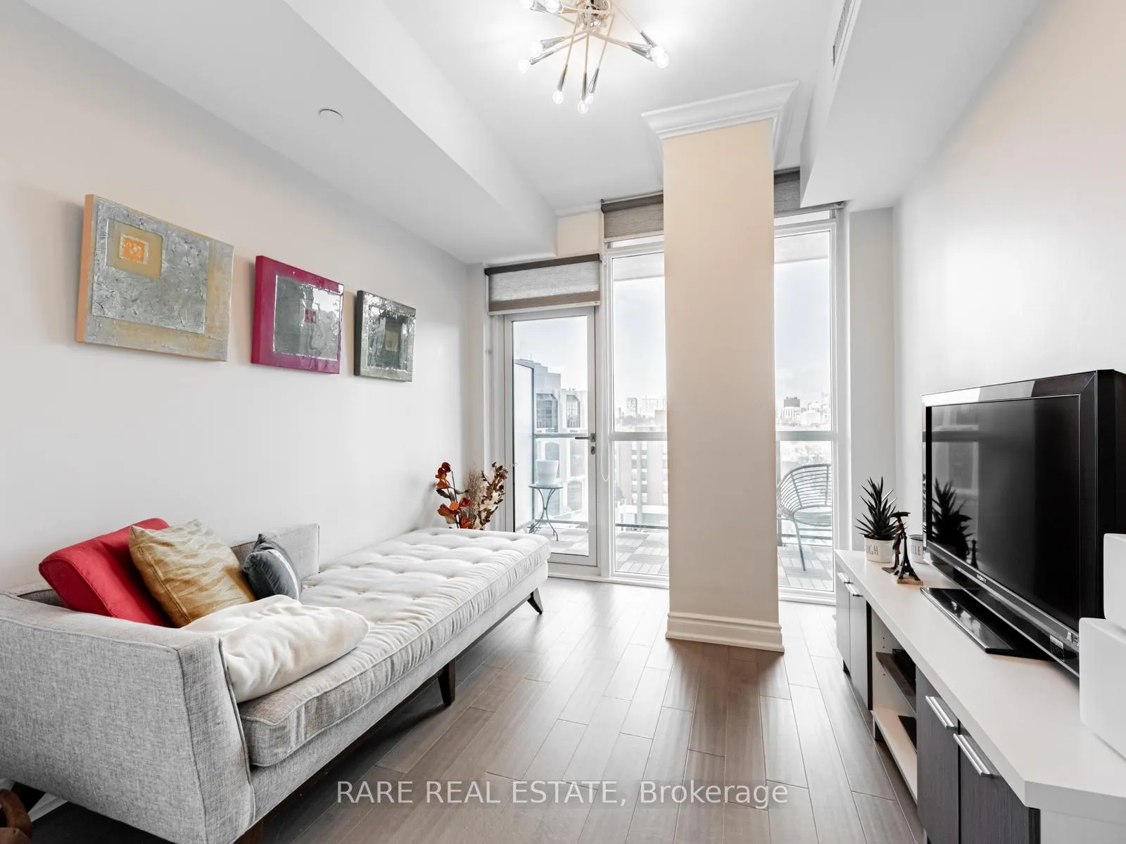 Photo 5 of Unit 803, 32 Davenport Road, Toronto, Yonge-St. Clair — HOMEH
