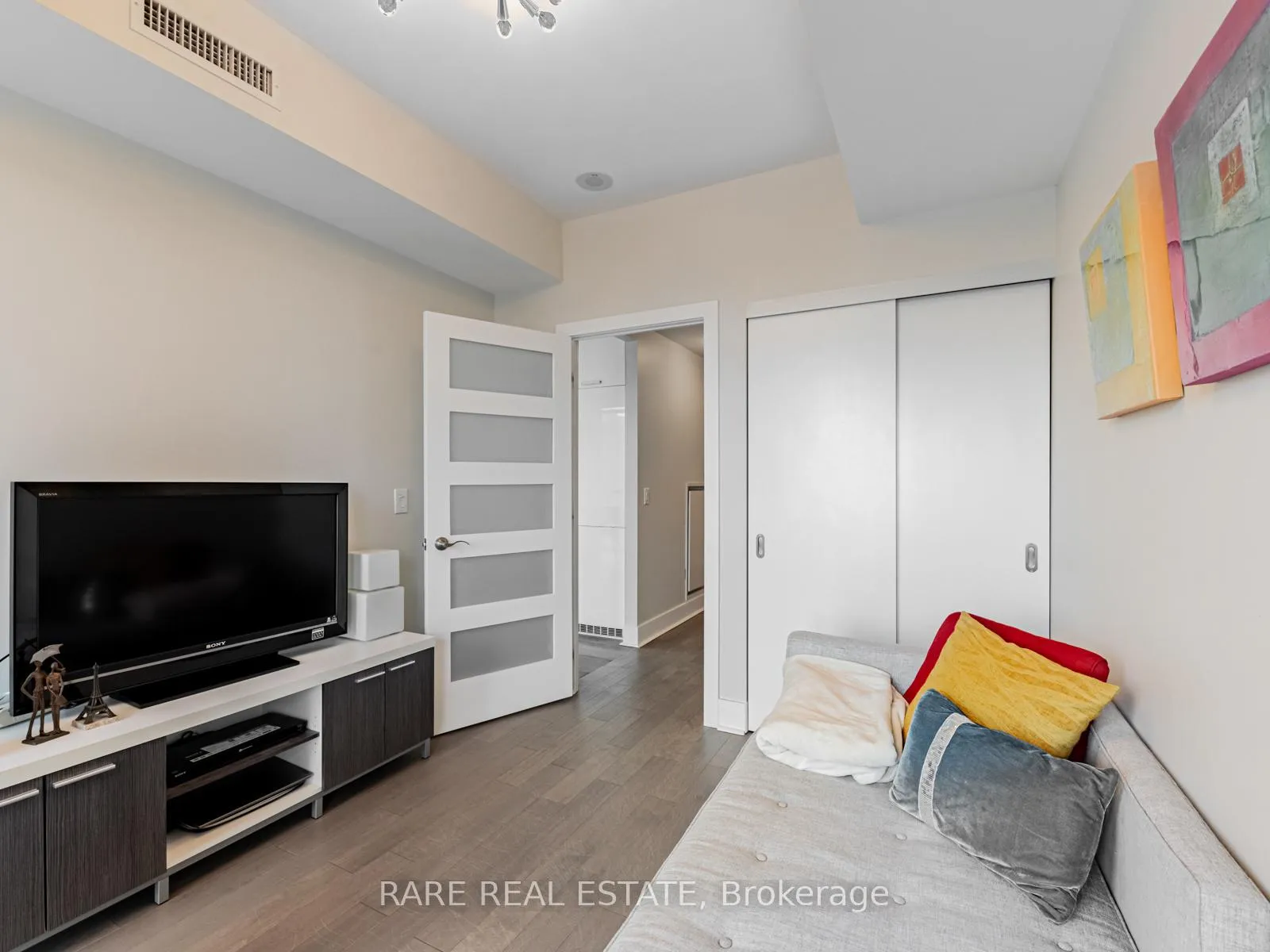 Photo 8 of Unit 803, 32 Davenport Road, Toronto, Yonge-St. Clair — HOMEH