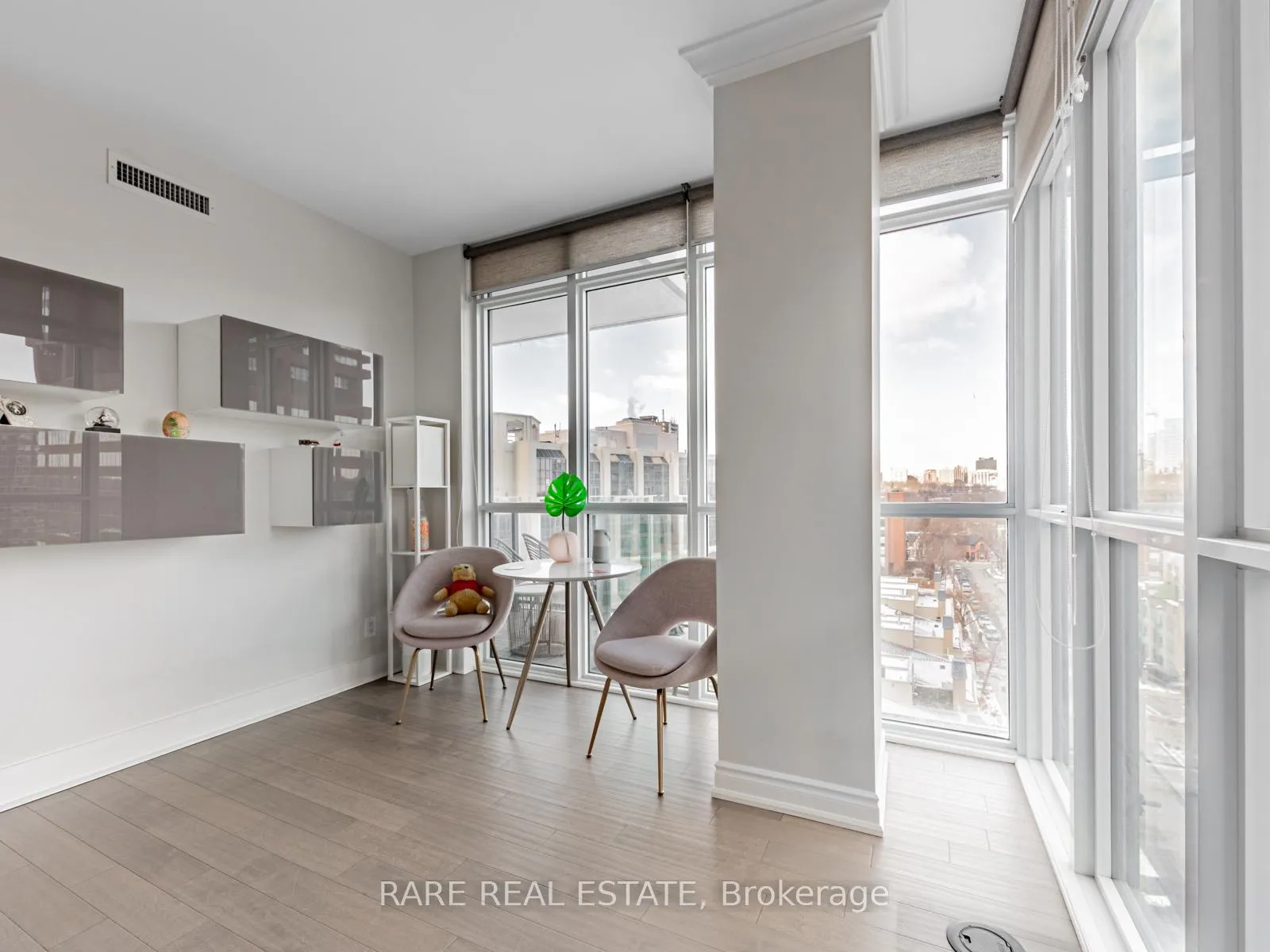 Photo 10 of Unit 803, 32 Davenport Road, Toronto, Yonge-St. Clair — HOMEH